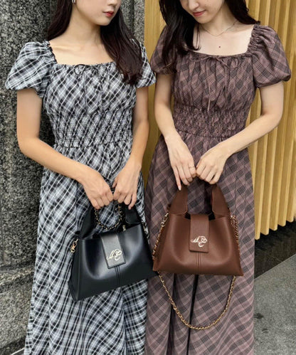 【復古】帶徽章的三角包