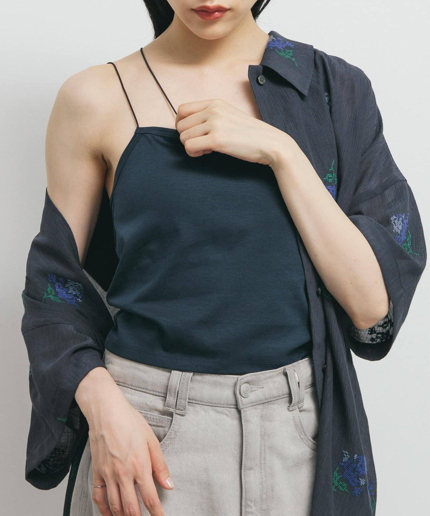 不對稱帶胸墊吊帶背心