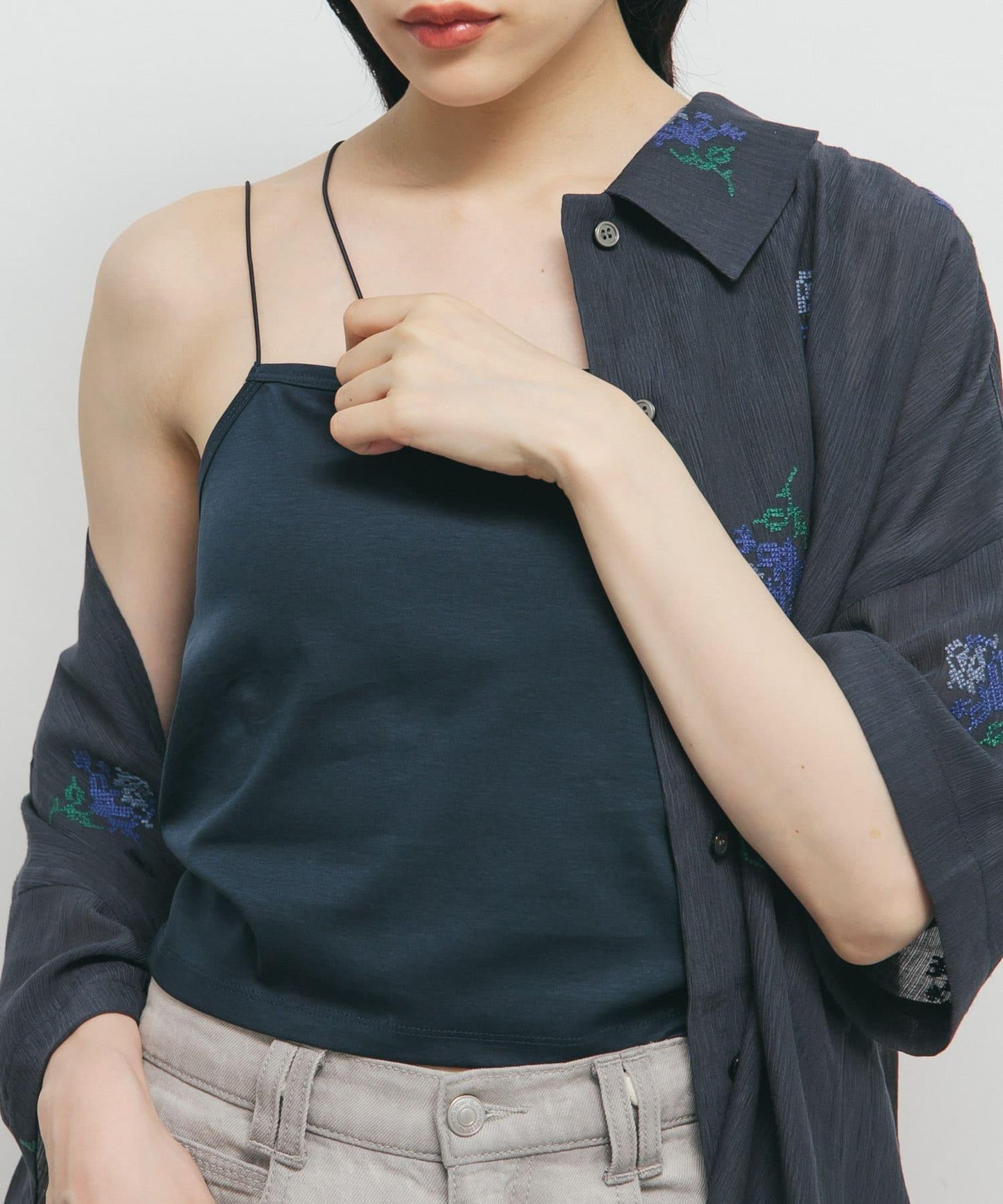 不對稱帶胸墊吊帶背心