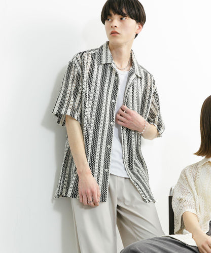 中性款拼色蕾絲開領短袖襯衫