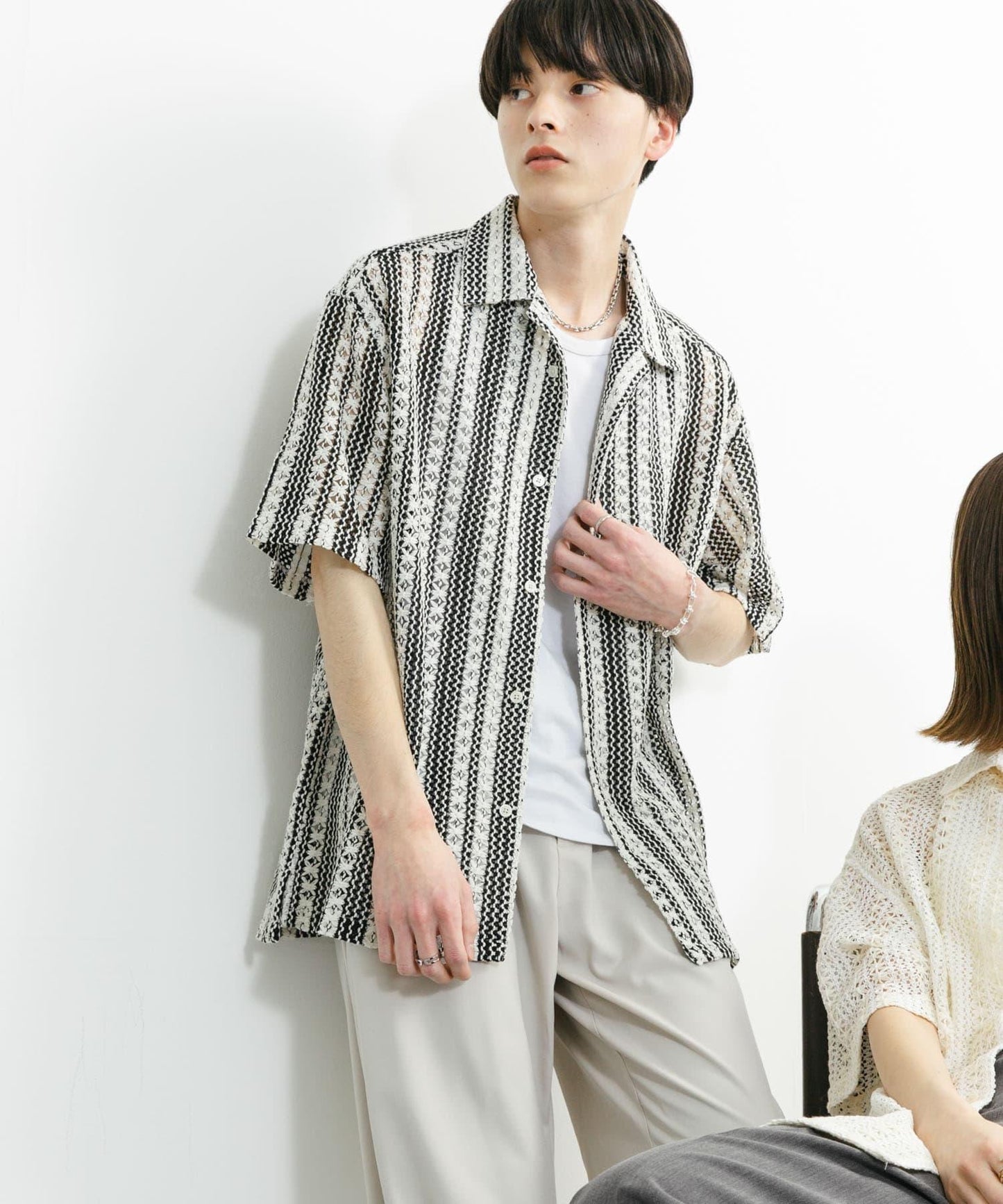 中性款拼色蕾絲開領短袖襯衫