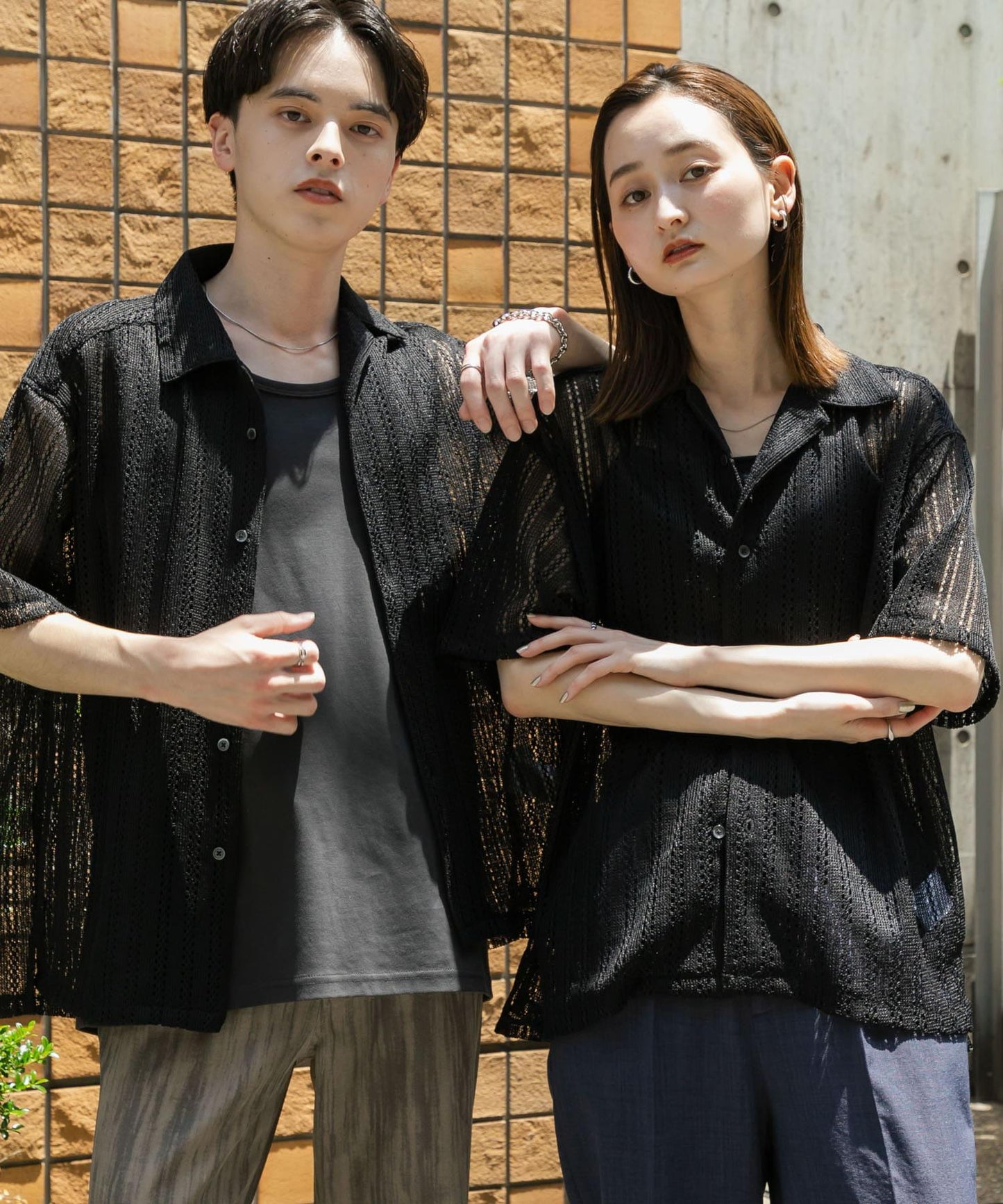 中性款拼色蕾絲開領短袖襯衫