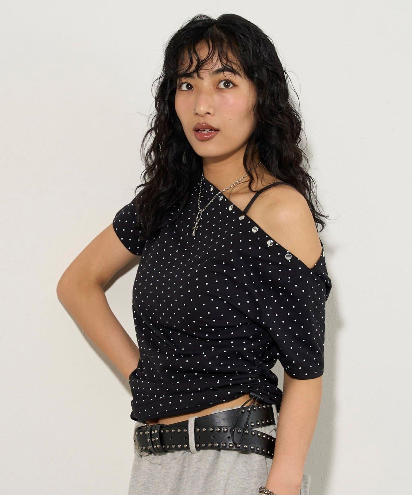 混搭 鉚釘露肩短袖上衣