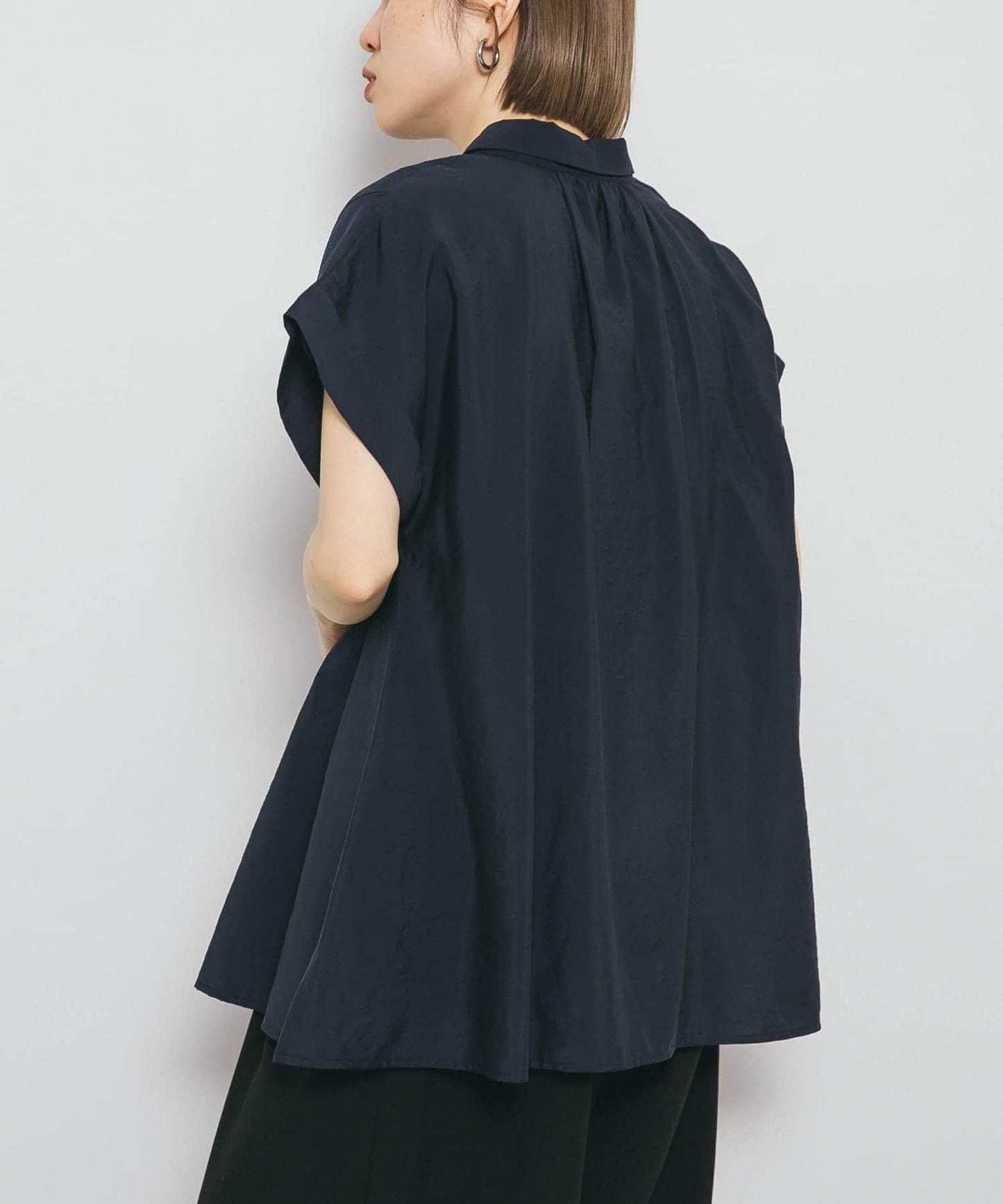 無袖褶皺喇叭襯衫