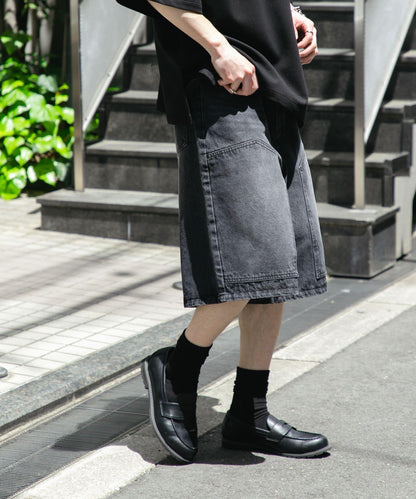 雙膝寬鬆牛仔短褲