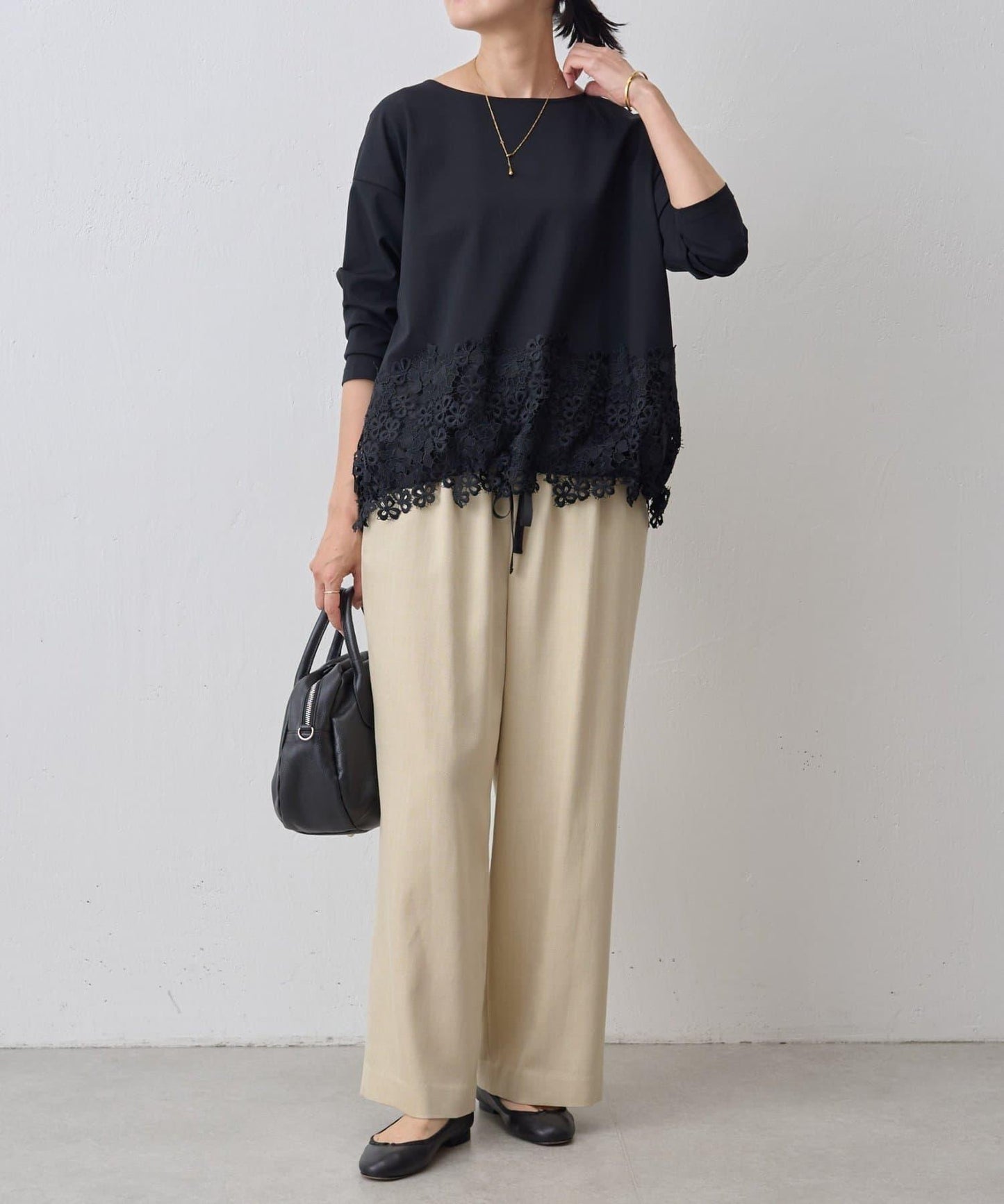 下襬蕾絲修身T恤