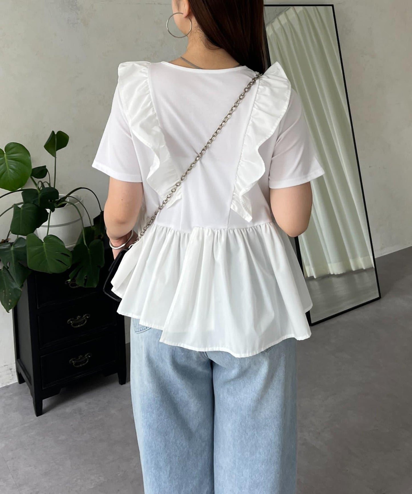 下襬不對稱荷葉邊T恤