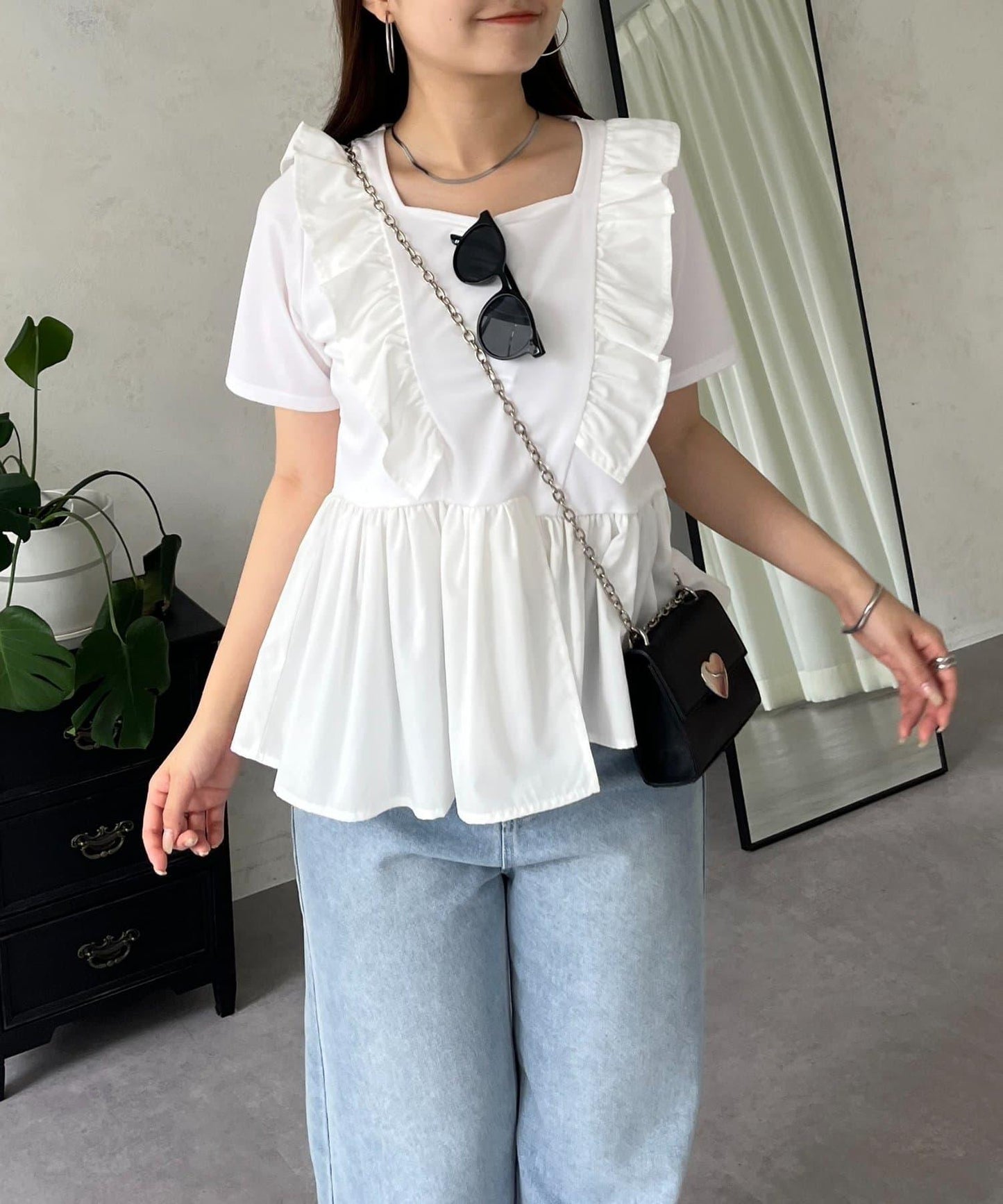 下襬不對稱荷葉邊T恤