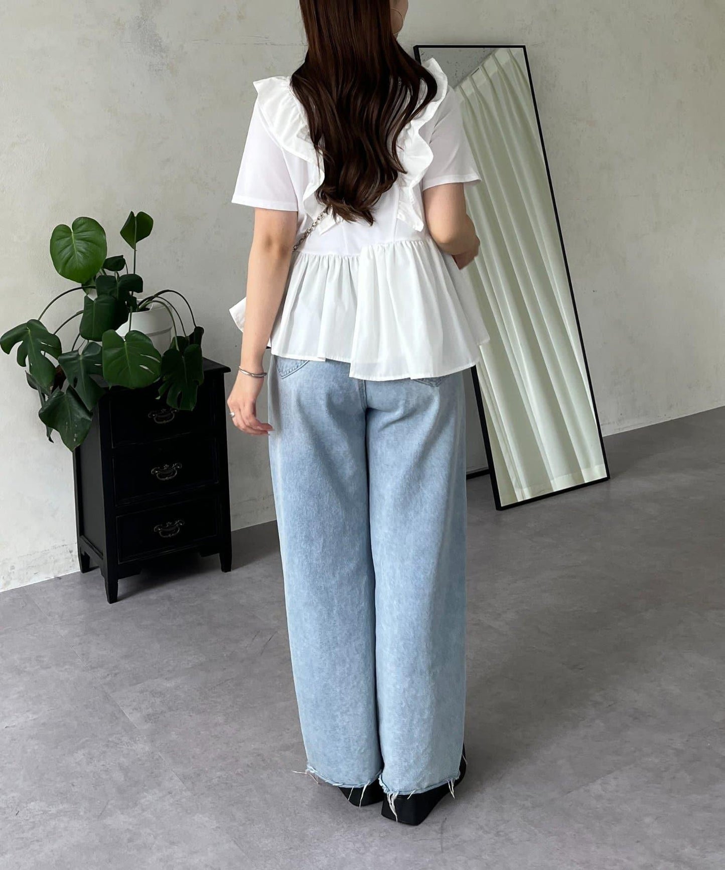 下襬不對稱荷葉邊T恤