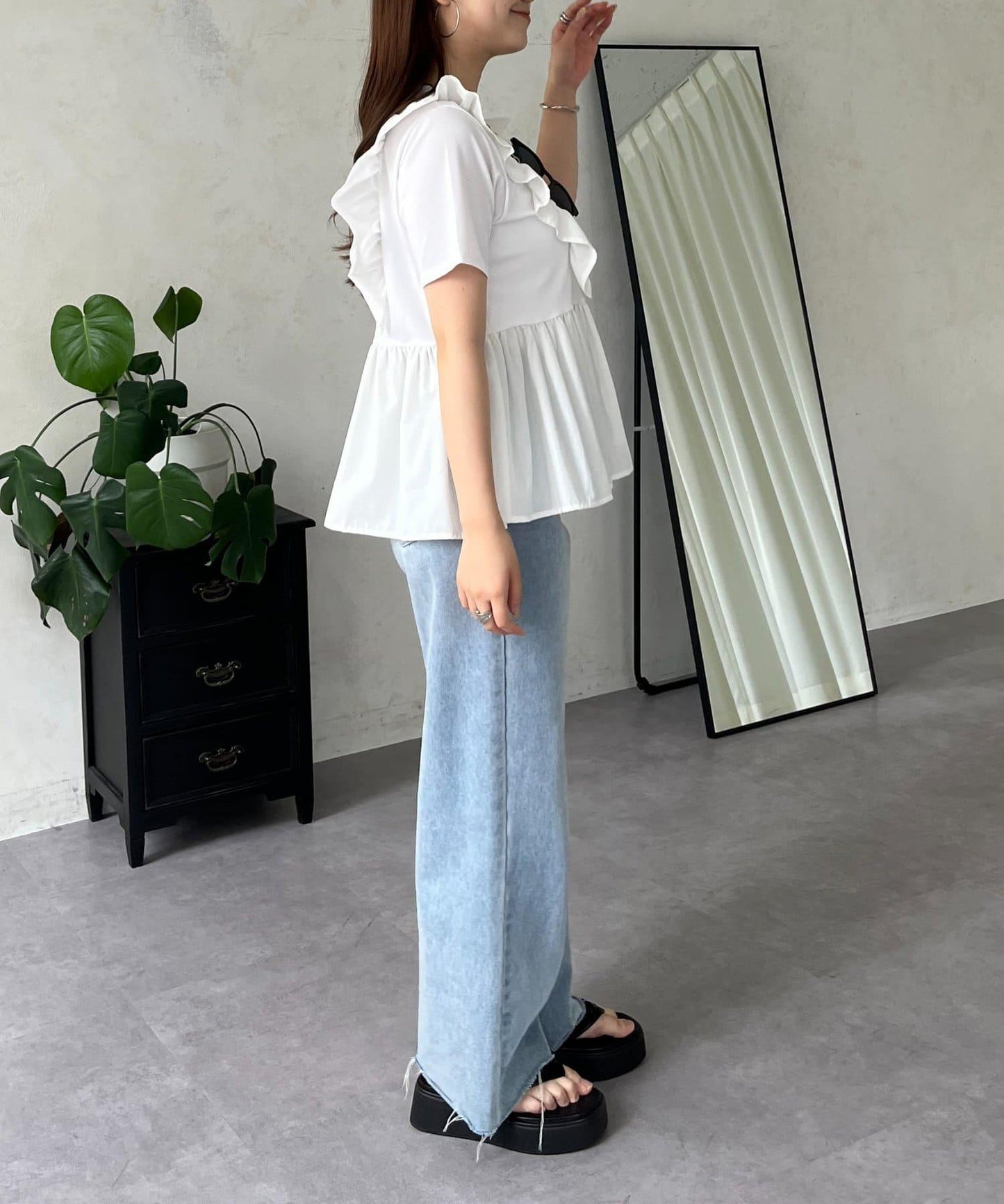 下襬不對稱荷葉邊T恤