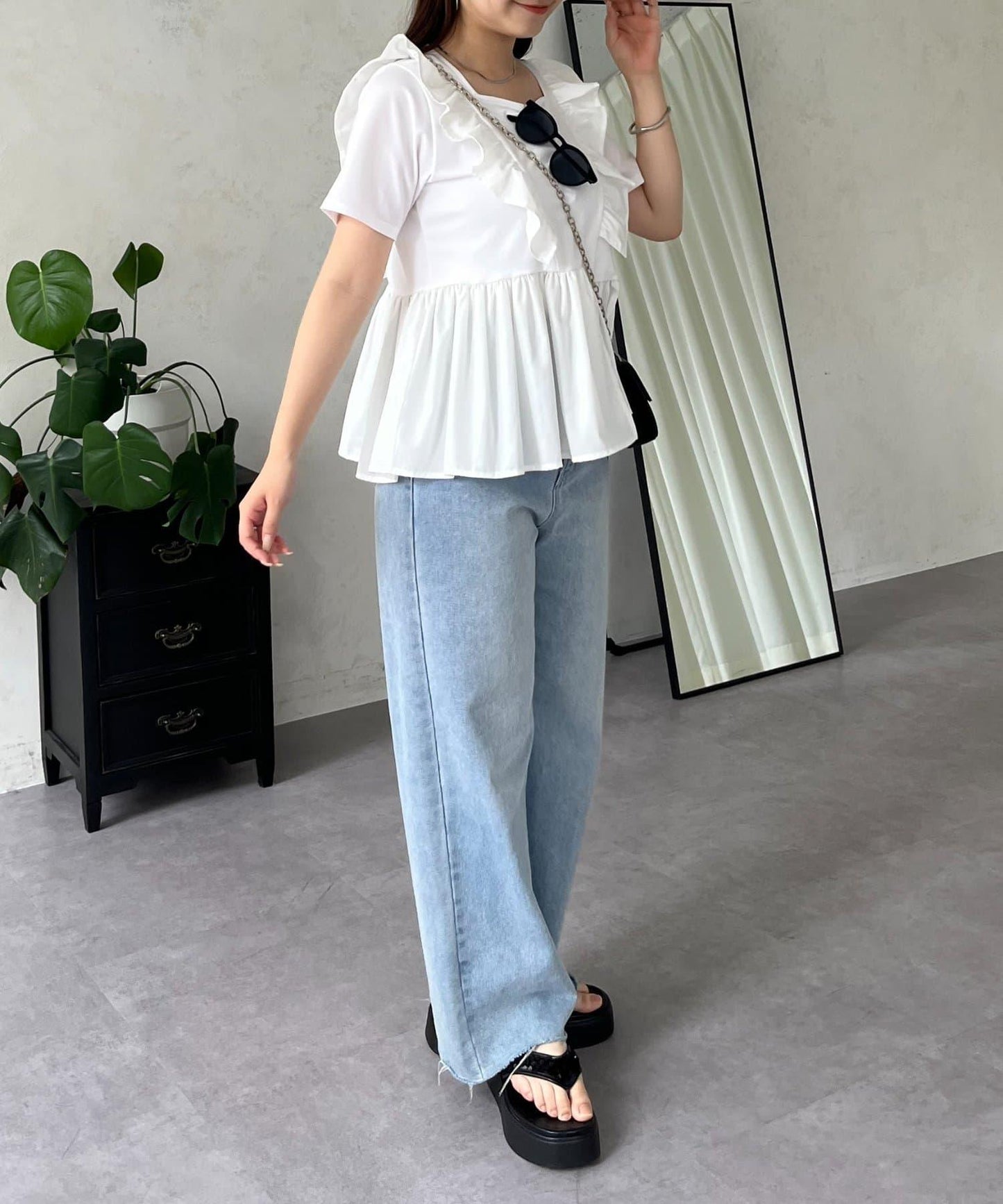 下襬不對稱荷葉邊T恤