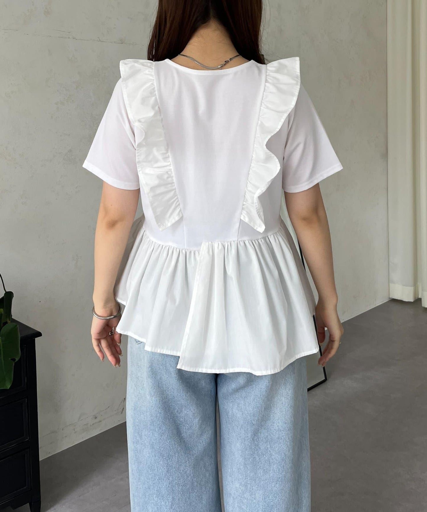 下襬不對稱荷葉邊T恤