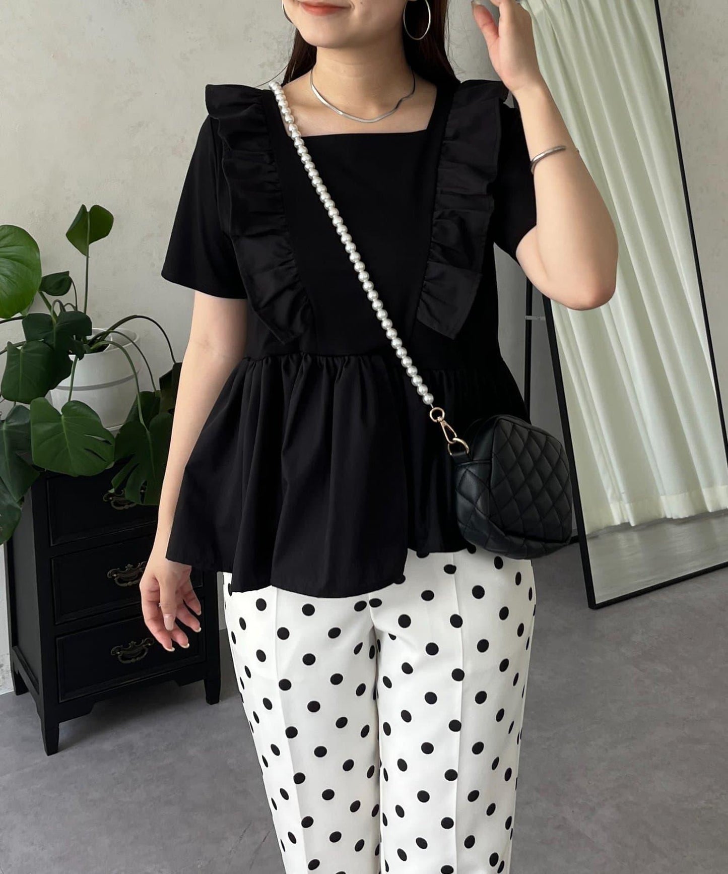 下襬不對稱荷葉邊T恤