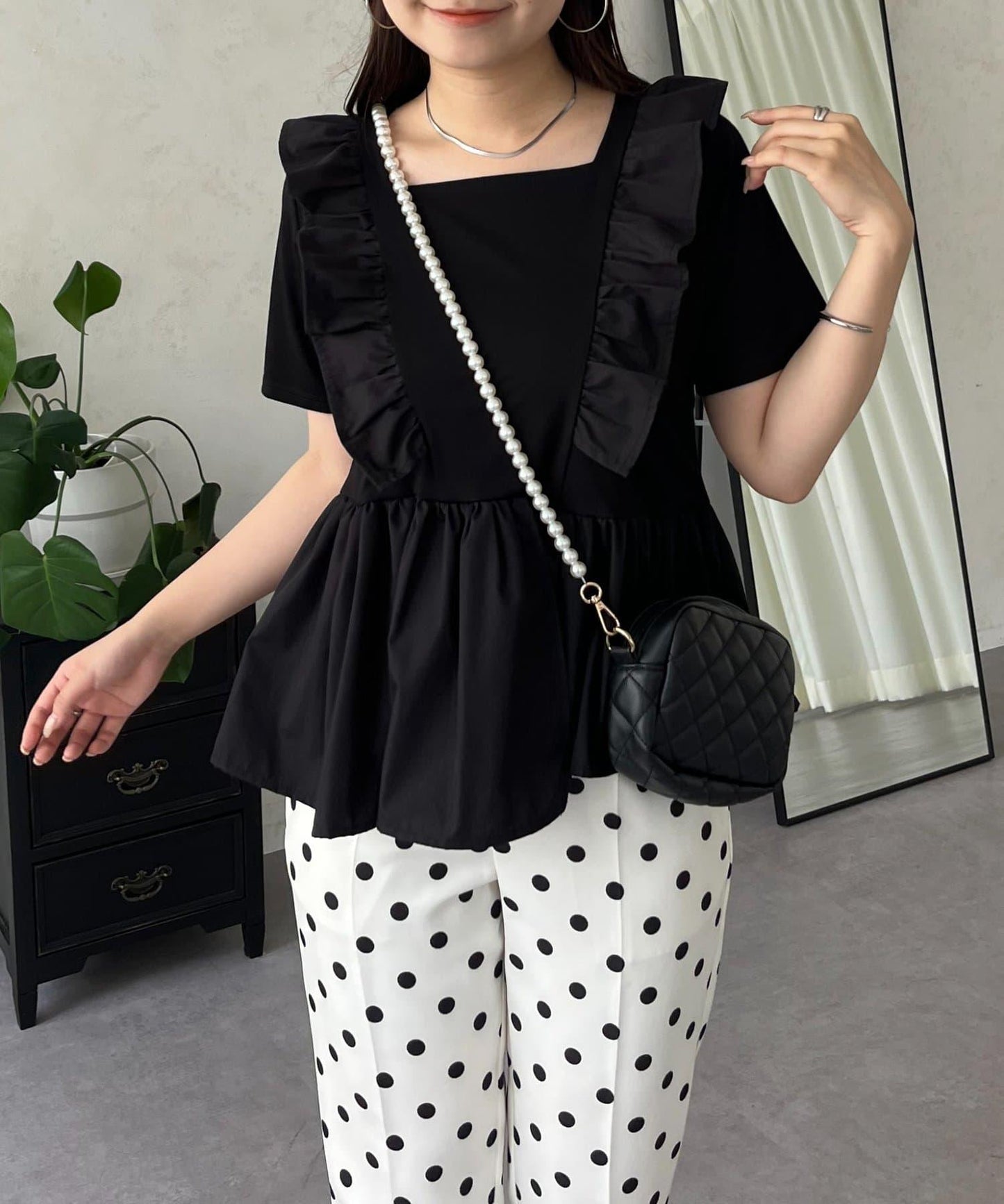 下襬不對稱荷葉邊T恤