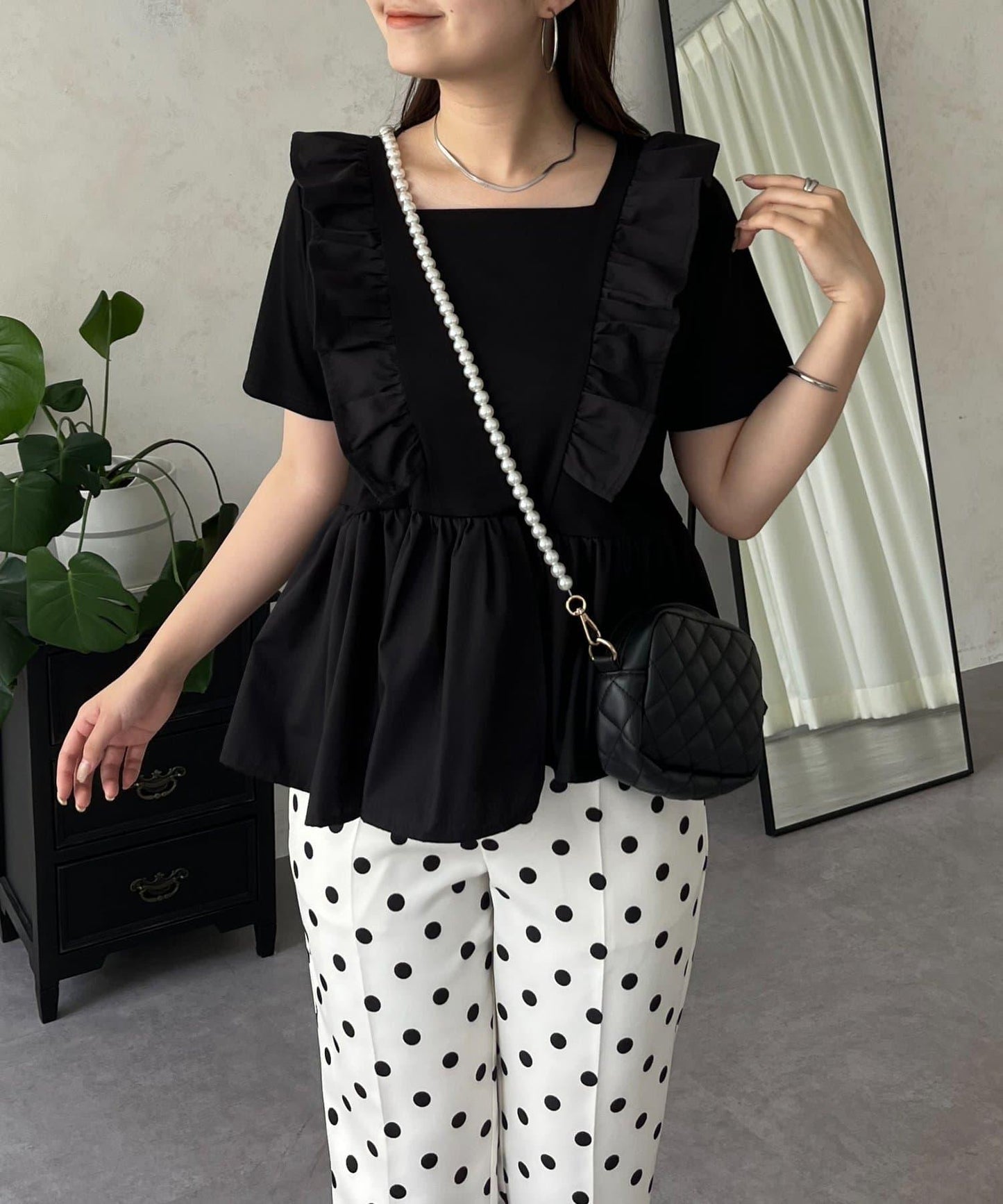 下襬不對稱荷葉邊T恤