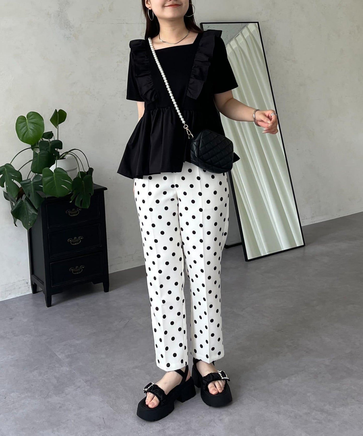 下襬不對稱荷葉邊T恤