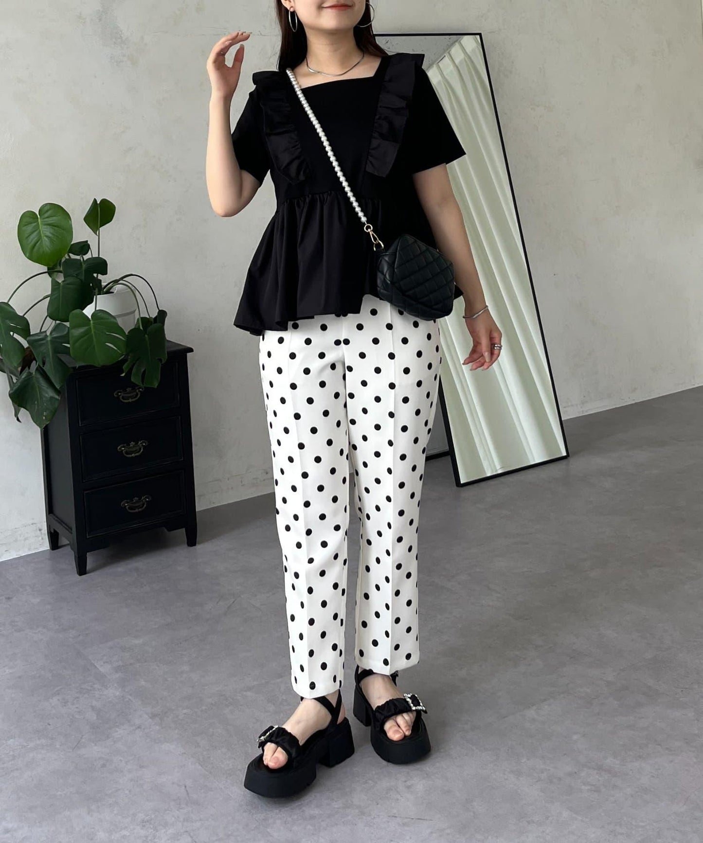 下襬不對稱荷葉邊T恤