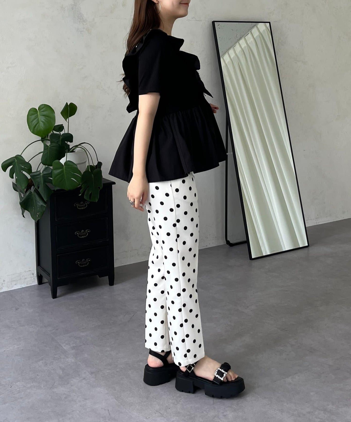 下襬不對稱荷葉邊T恤