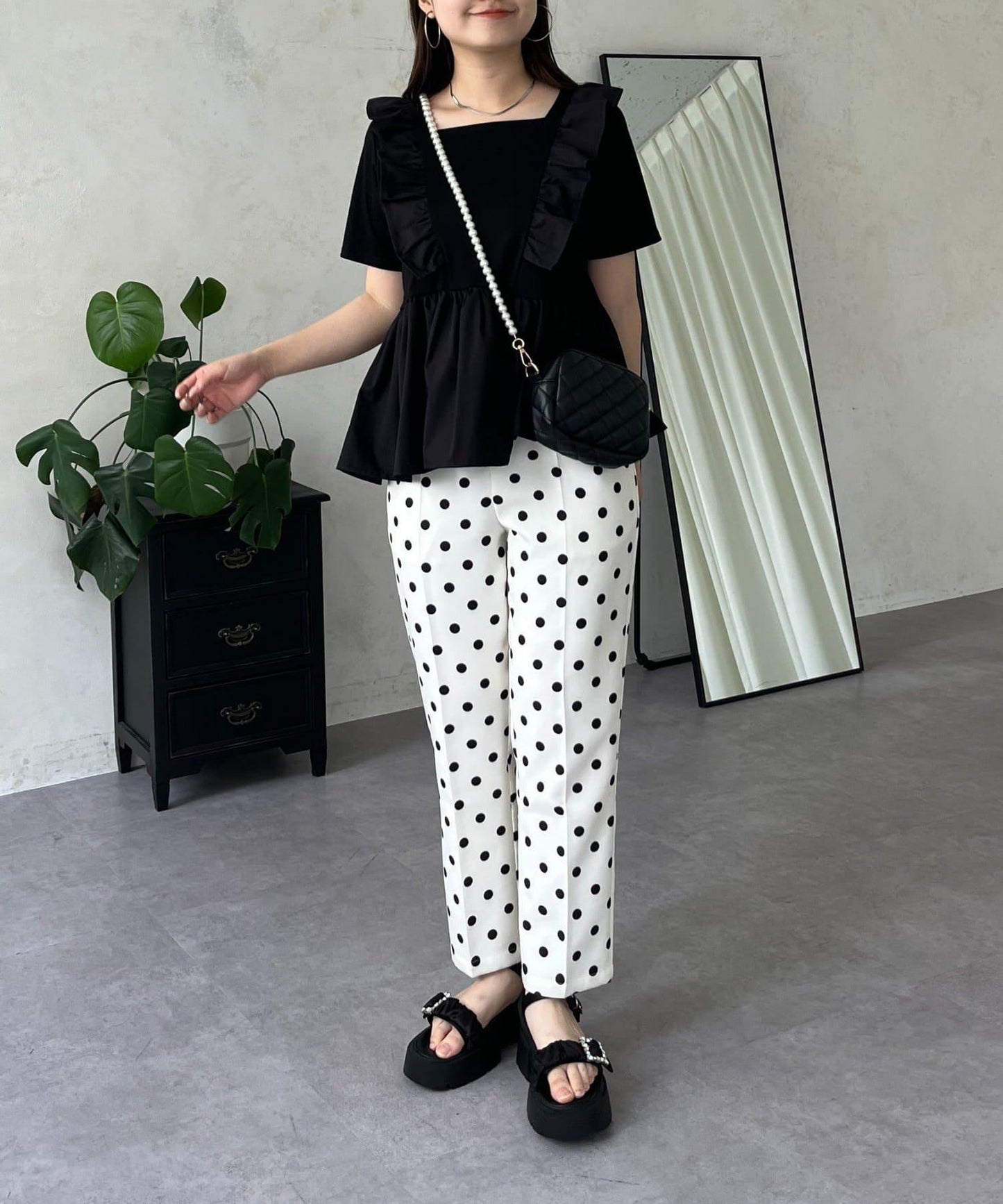 下襬不對稱荷葉邊T恤