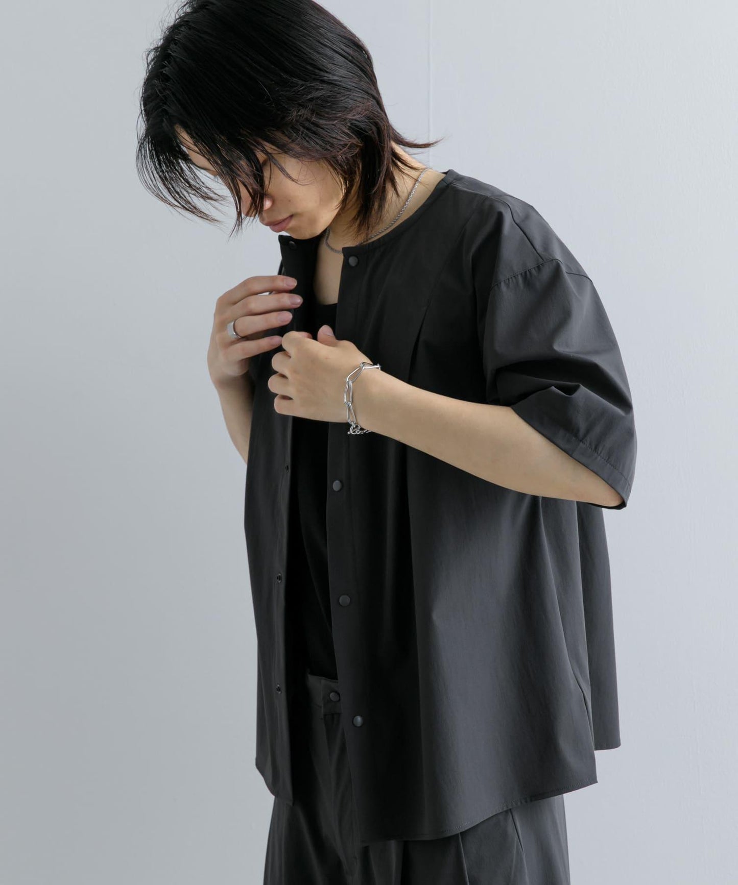 Uiscel 4向彈力褶皺無領五分袖襯衫