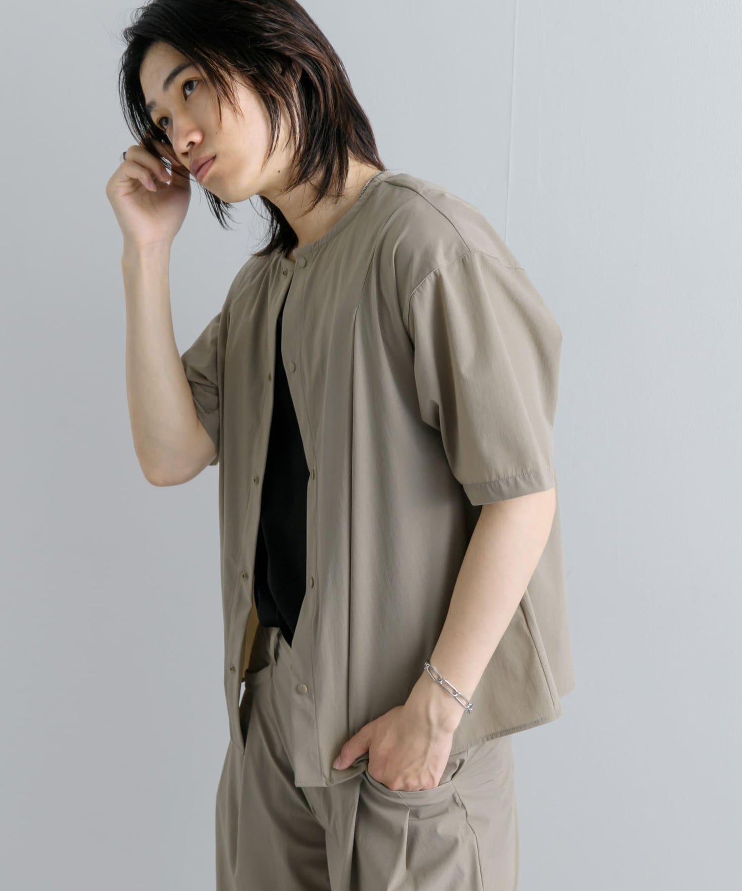 Uiscel 4向彈力褶皺無領五分袖襯衫