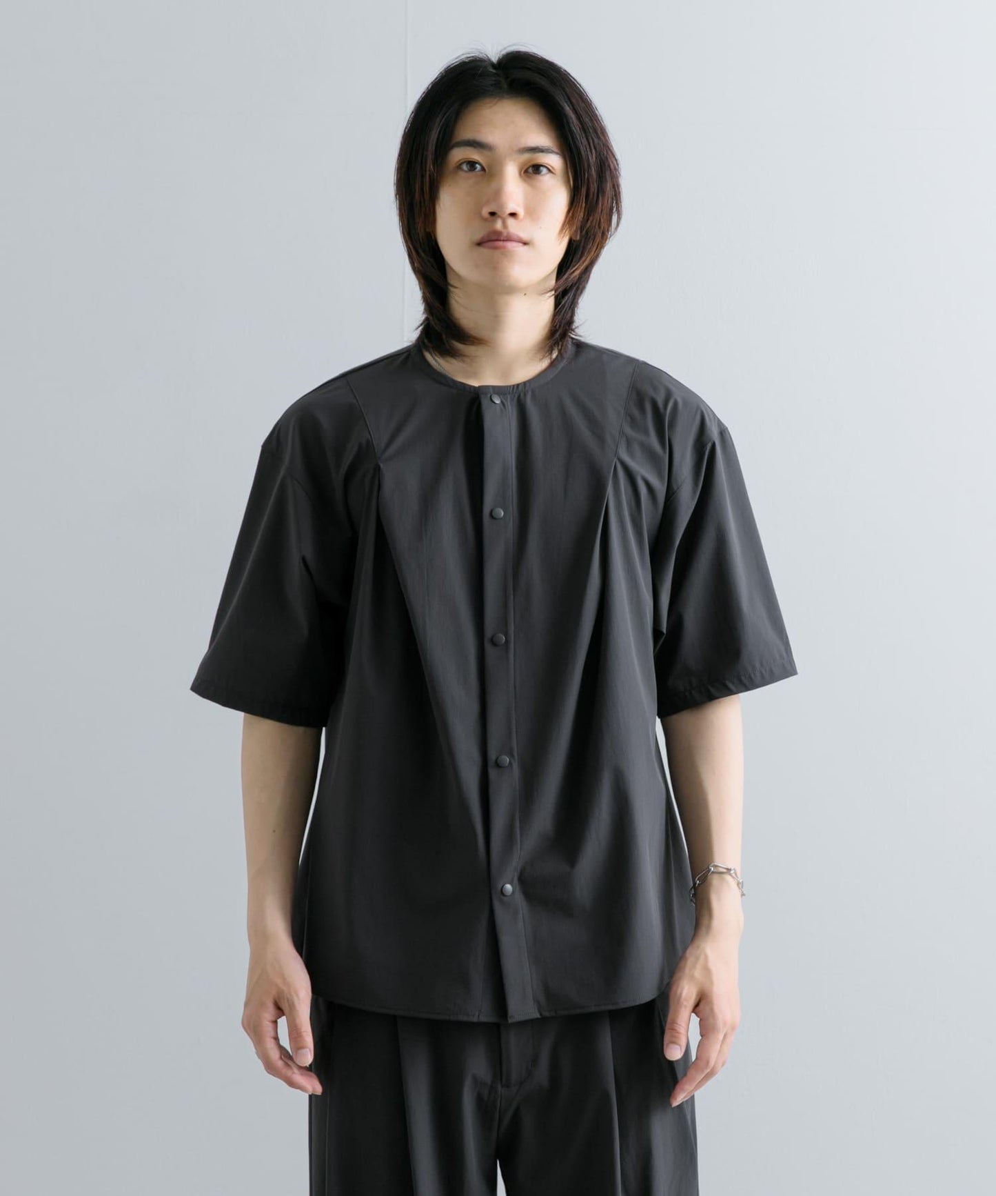 Uiscel 4向彈力褶皺無領五分袖襯衫