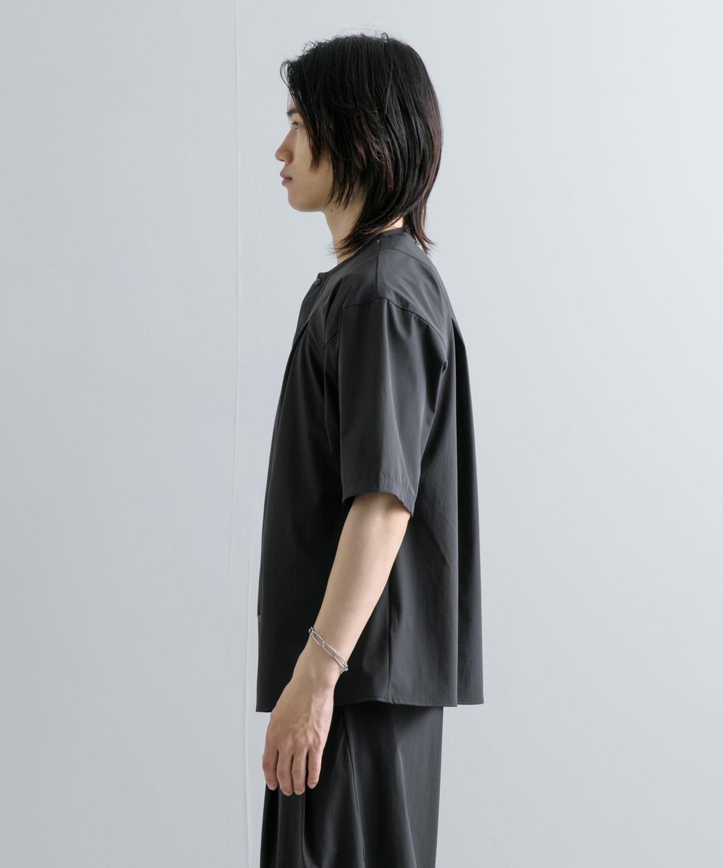 Uiscel 4向彈力褶皺無領五分袖襯衫