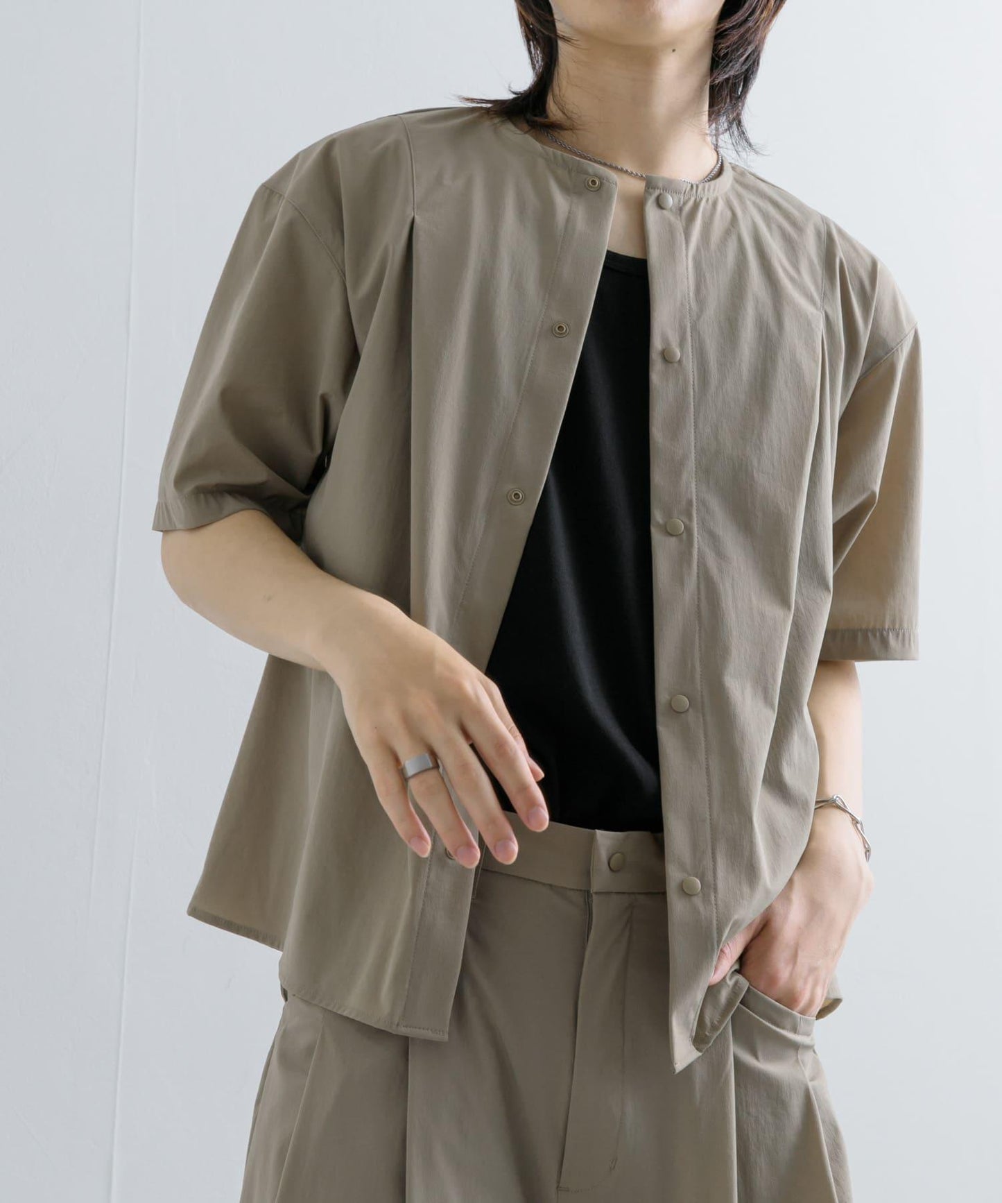 Uiscel 4向彈力褶皺無領五分袖襯衫