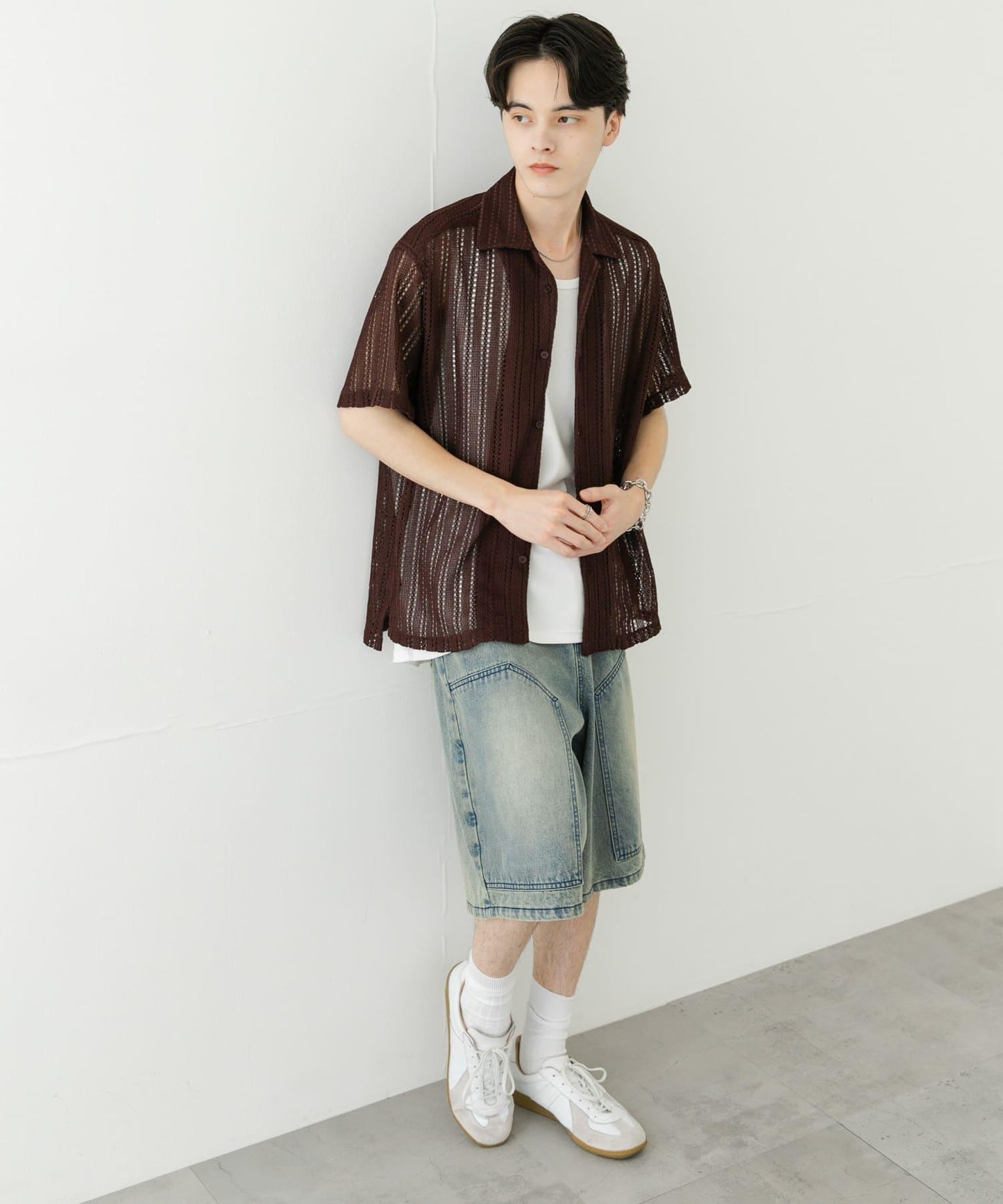 中性款拼色蕾絲開領短袖襯衫