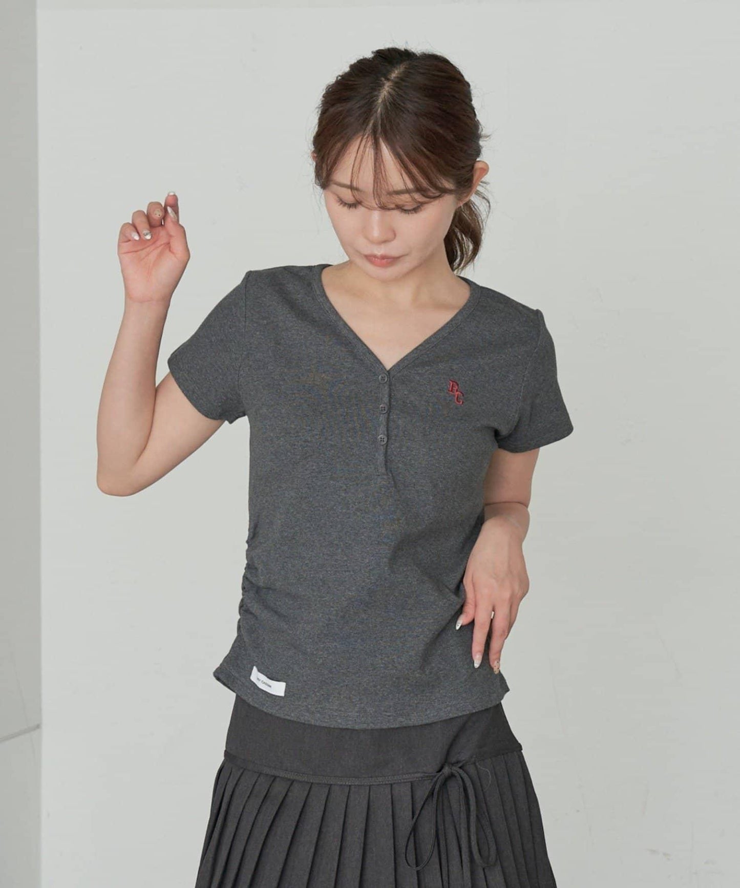 V領亨利領胸部刺繡短袖T恤