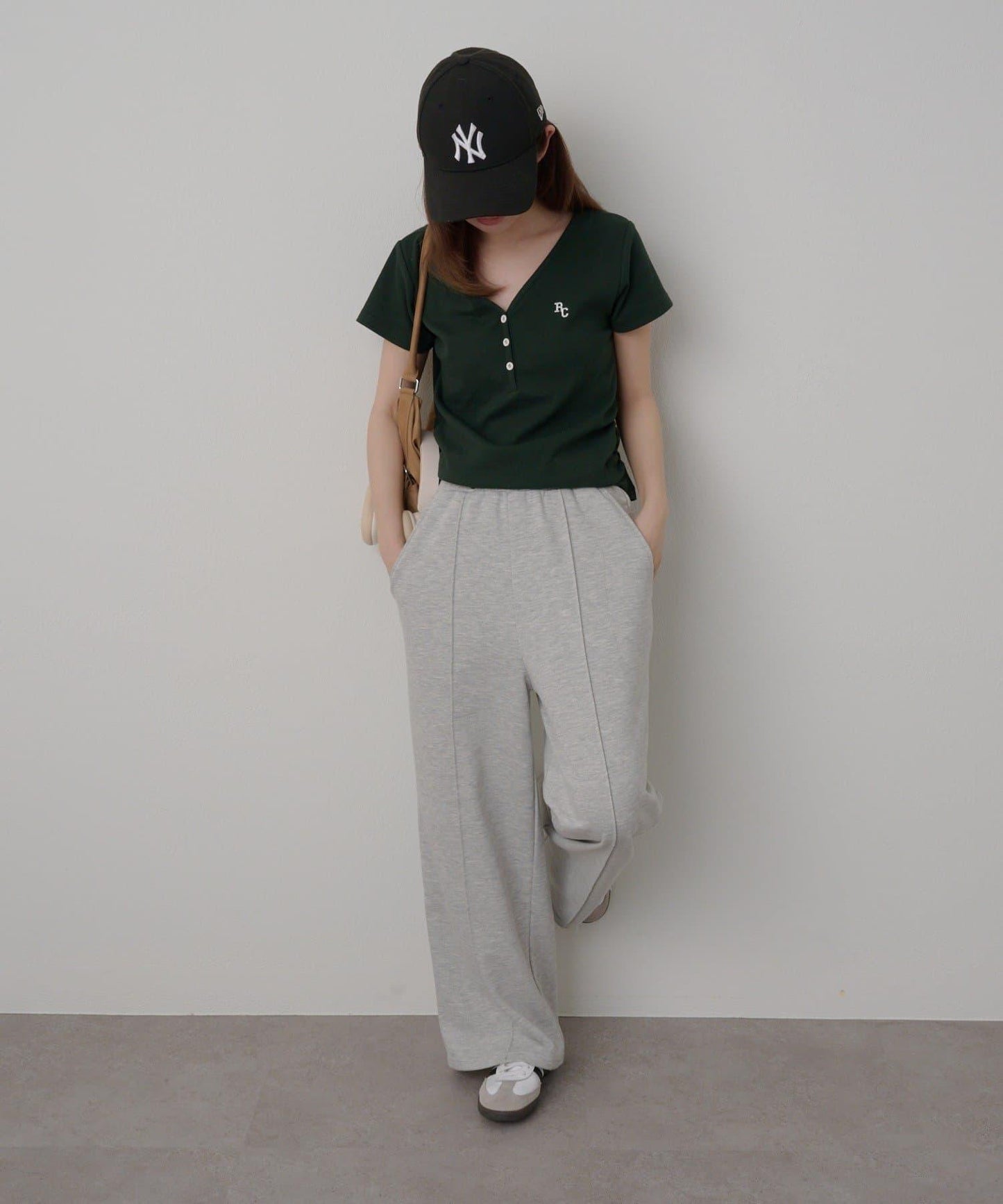 V領亨利領胸部刺繡短袖T恤