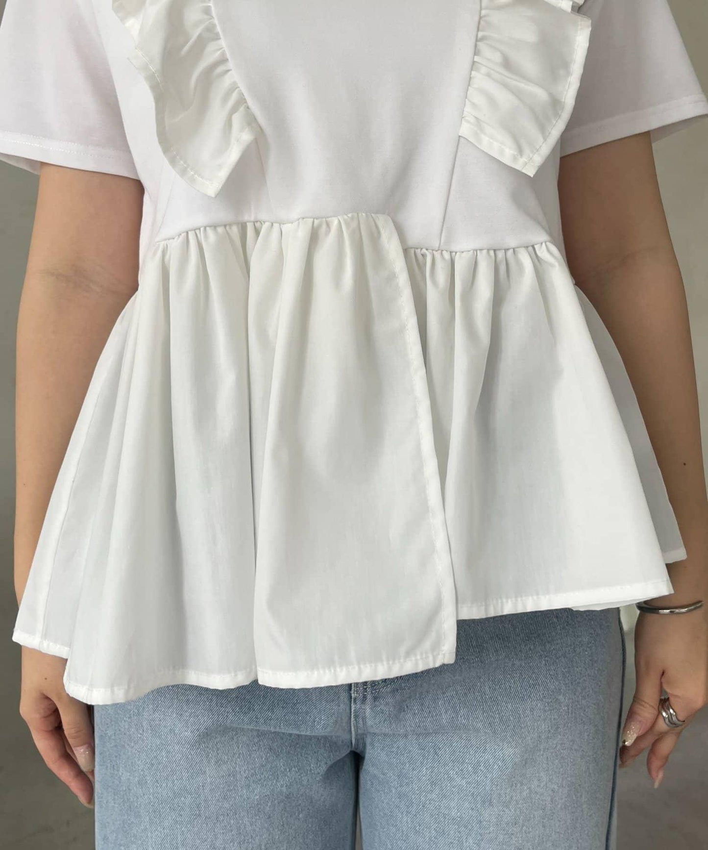 下襬不對稱荷葉邊T恤