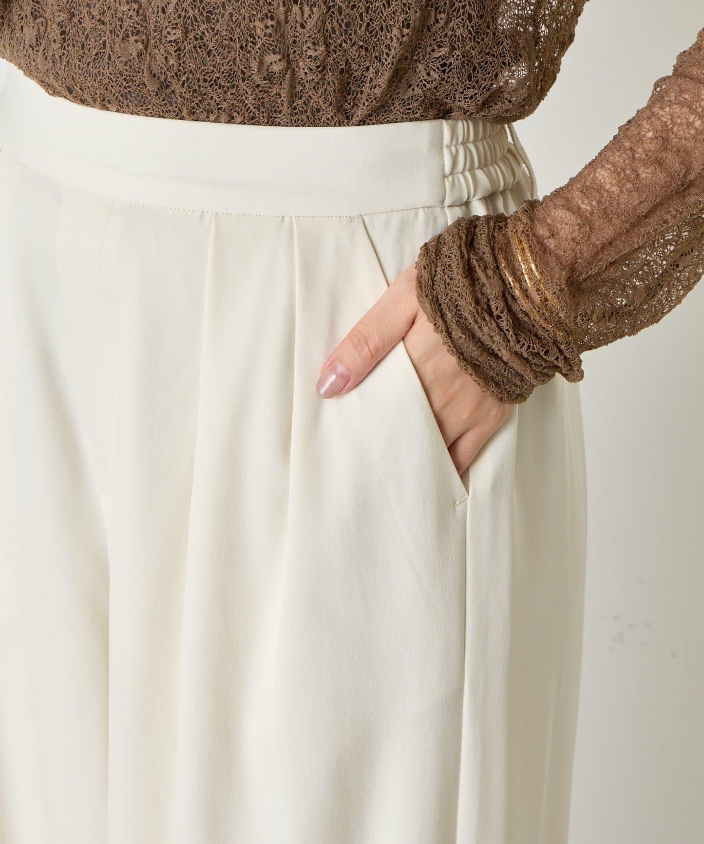 帶褶皺設計的寬鬆長褲