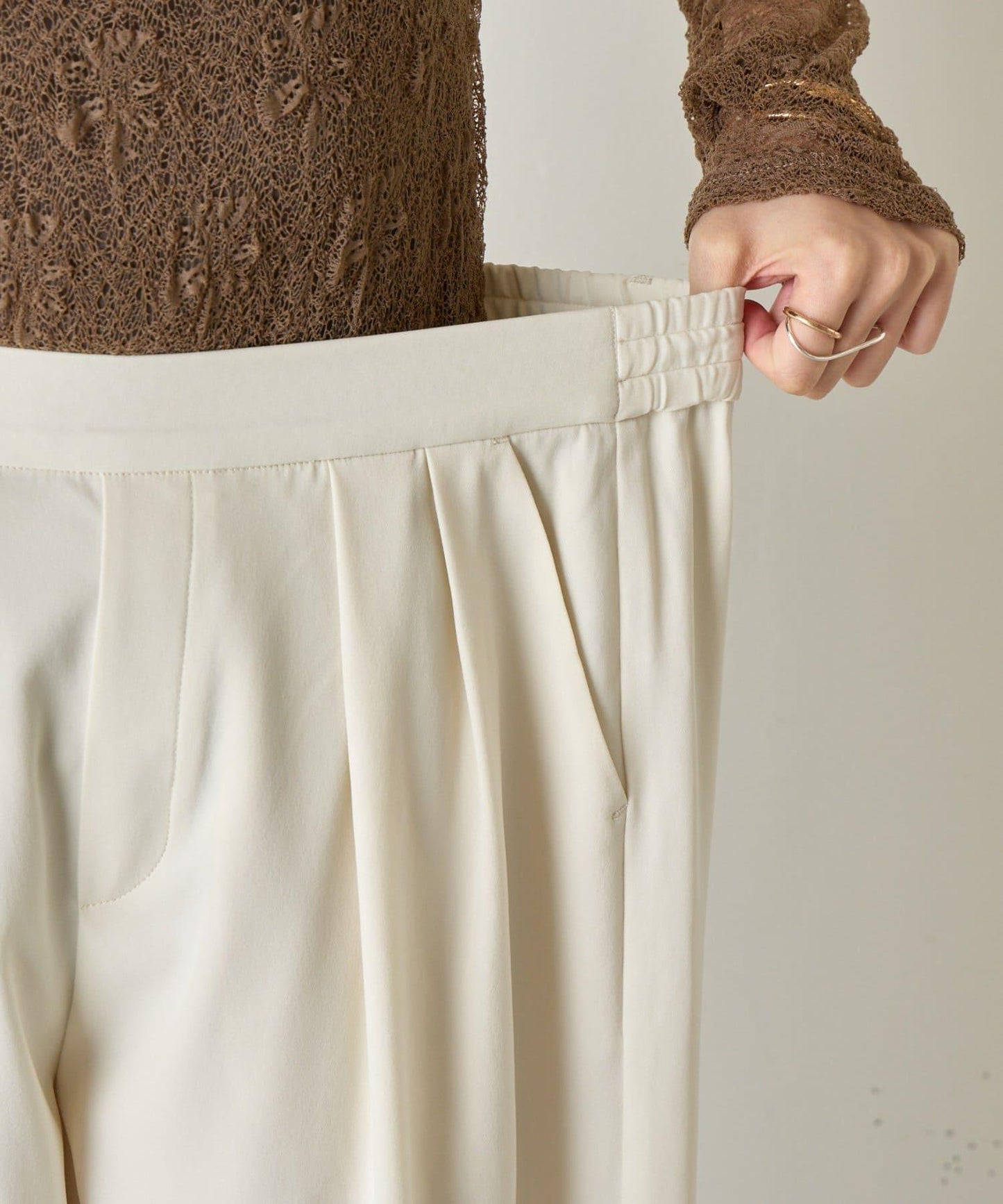 帶褶皺設計的寬鬆長褲