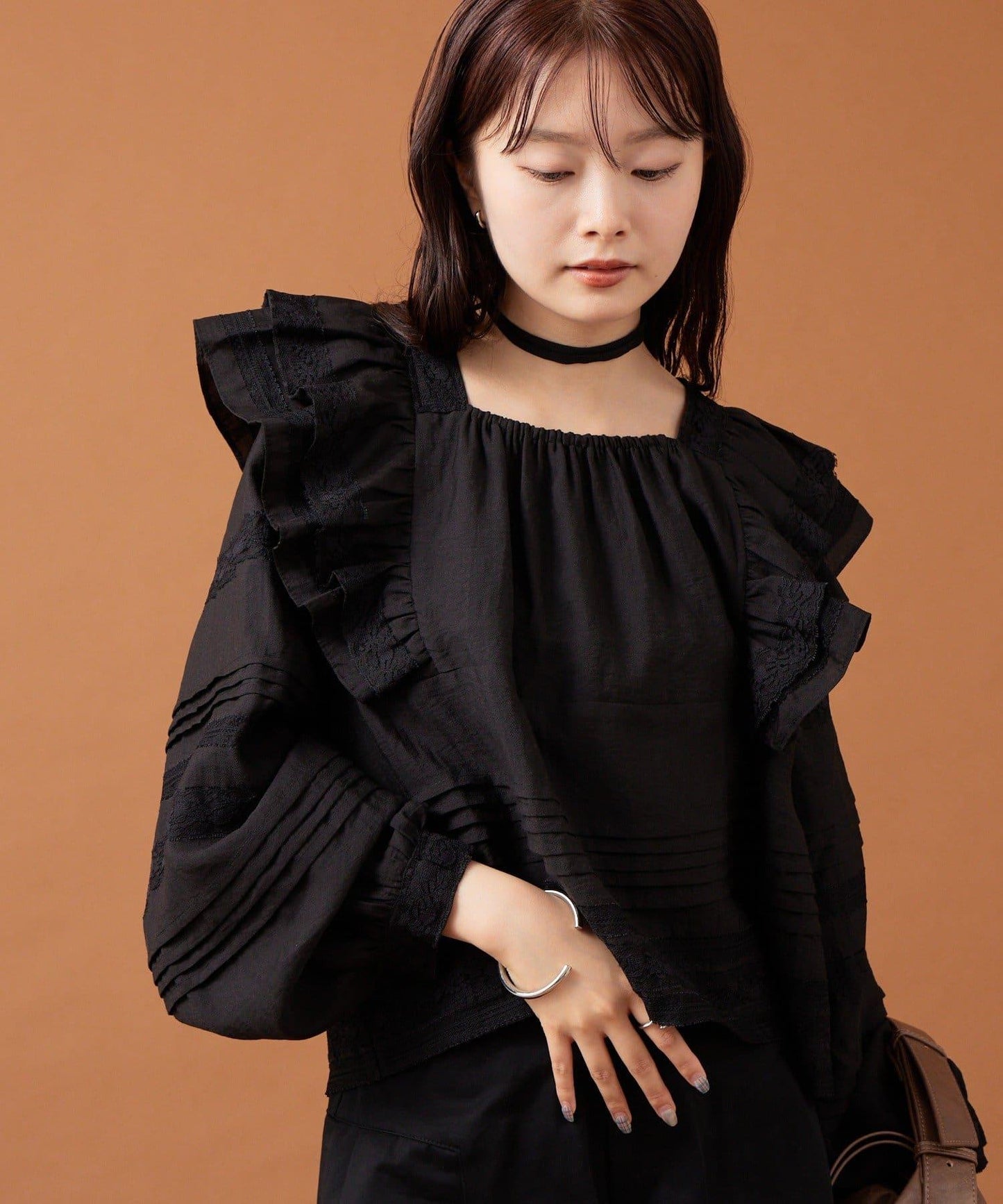 【mystic】荷葉邊肩部襯衫