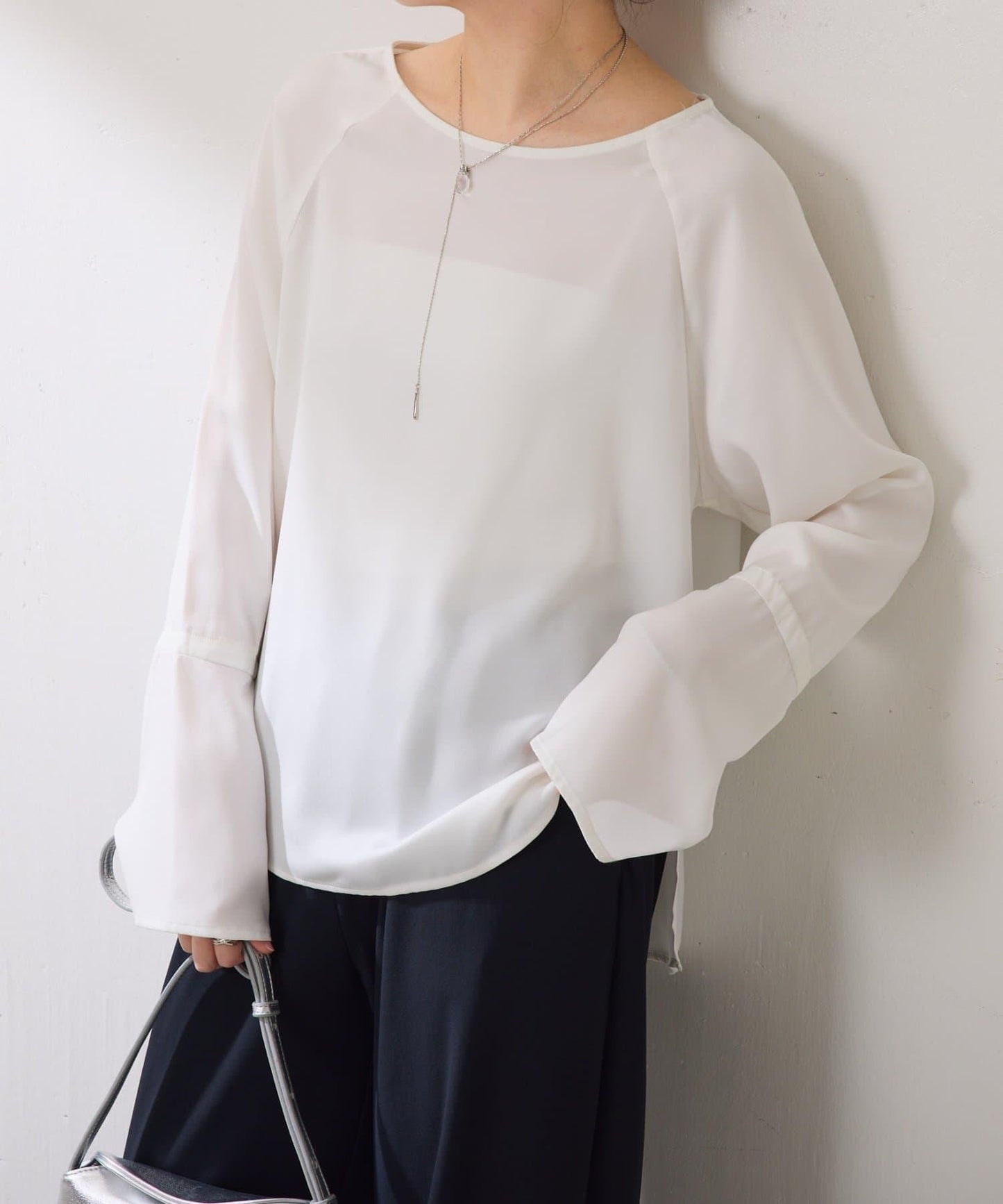 【搭配利器/分層單品】袖口喇叭緞面襯衫