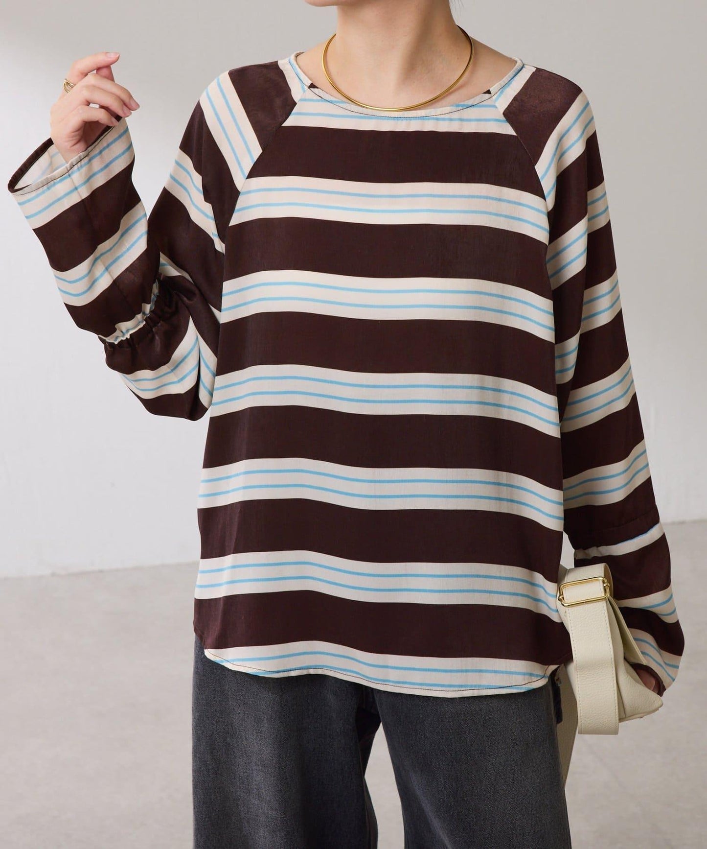 【搭配利器/分層單品】袖口喇叭緞面襯衫