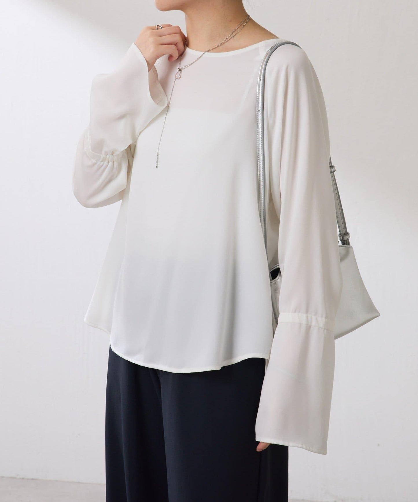 【搭配利器/分層單品】袖口喇叭緞面襯衫