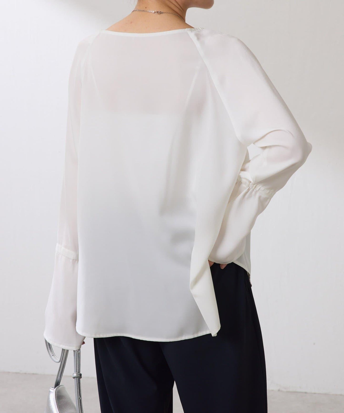 【搭配利器/分層單品】袖口喇叭緞面襯衫