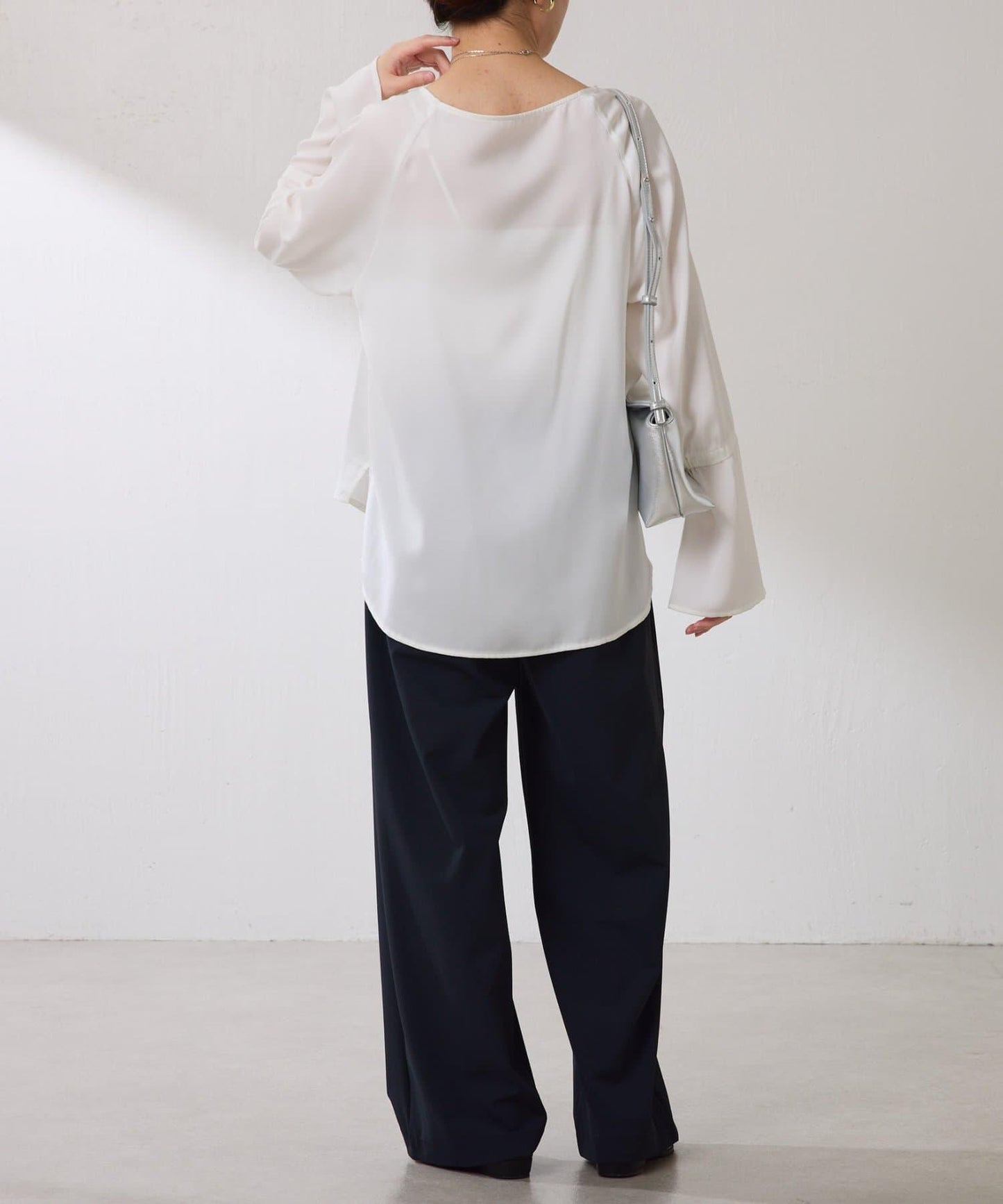 【搭配利器/分層單品】袖口喇叭緞面襯衫