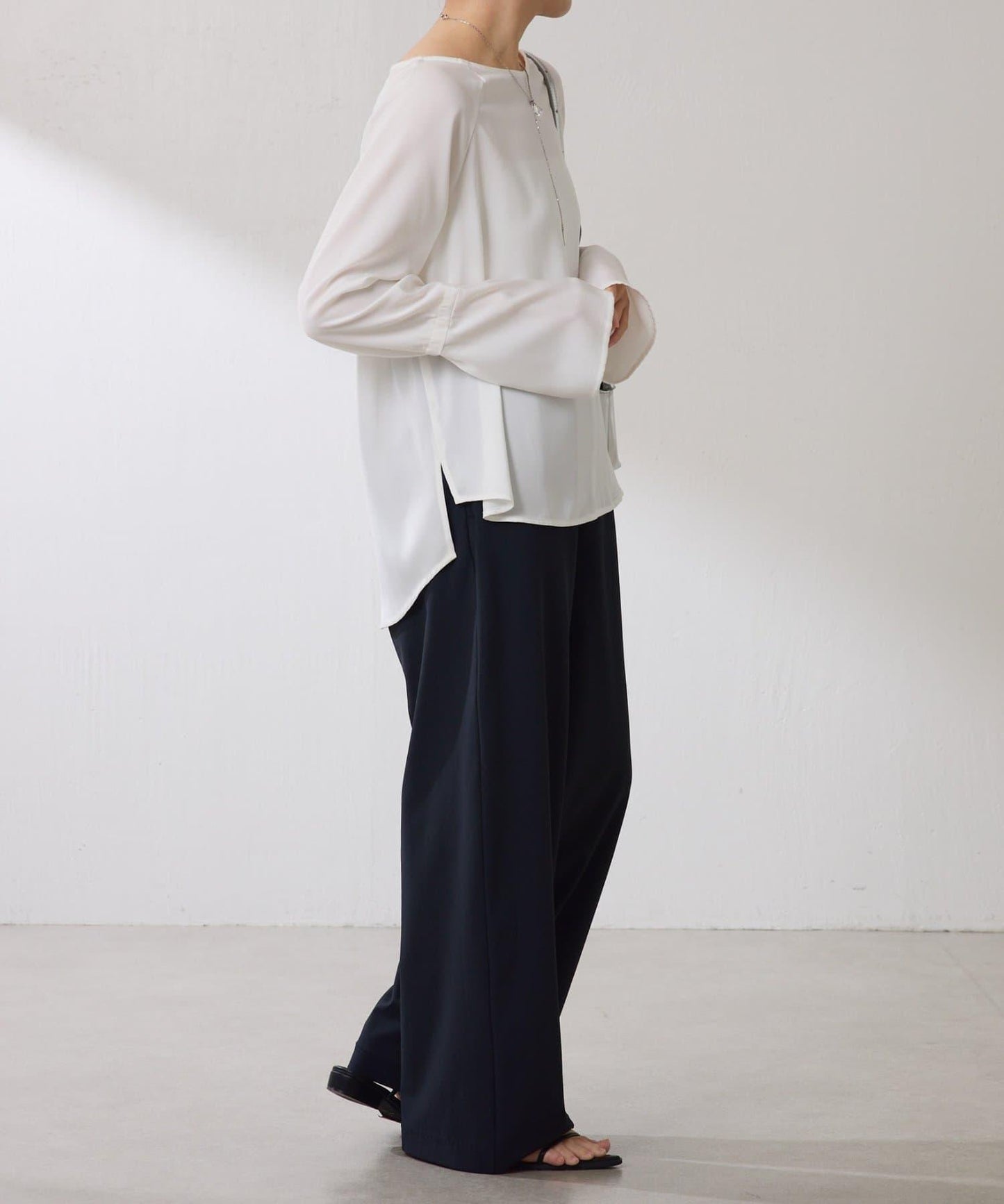 【搭配利器/分層單品】袖口喇叭緞面襯衫