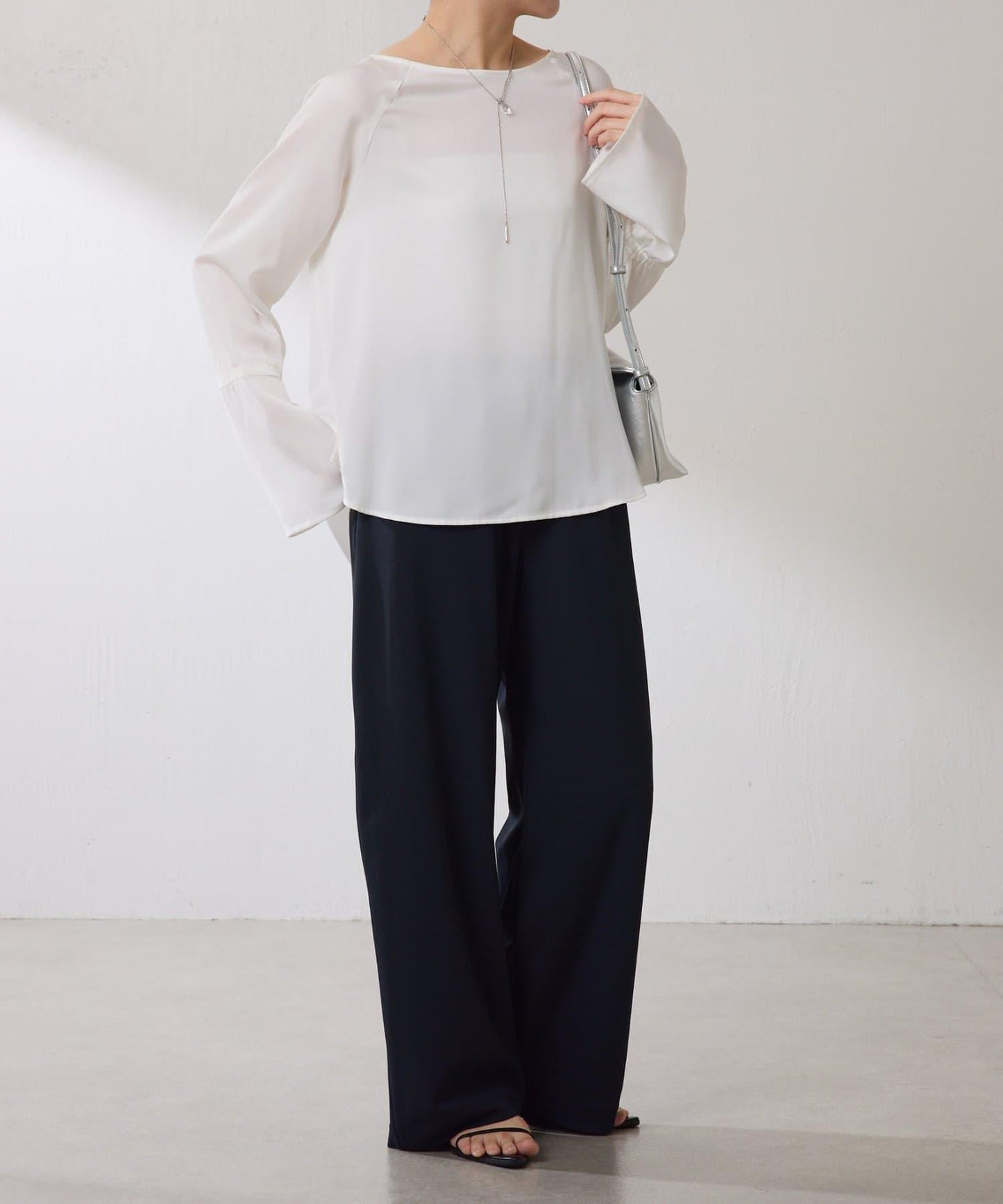 【搭配利器/分層單品】袖口喇叭緞面襯衫