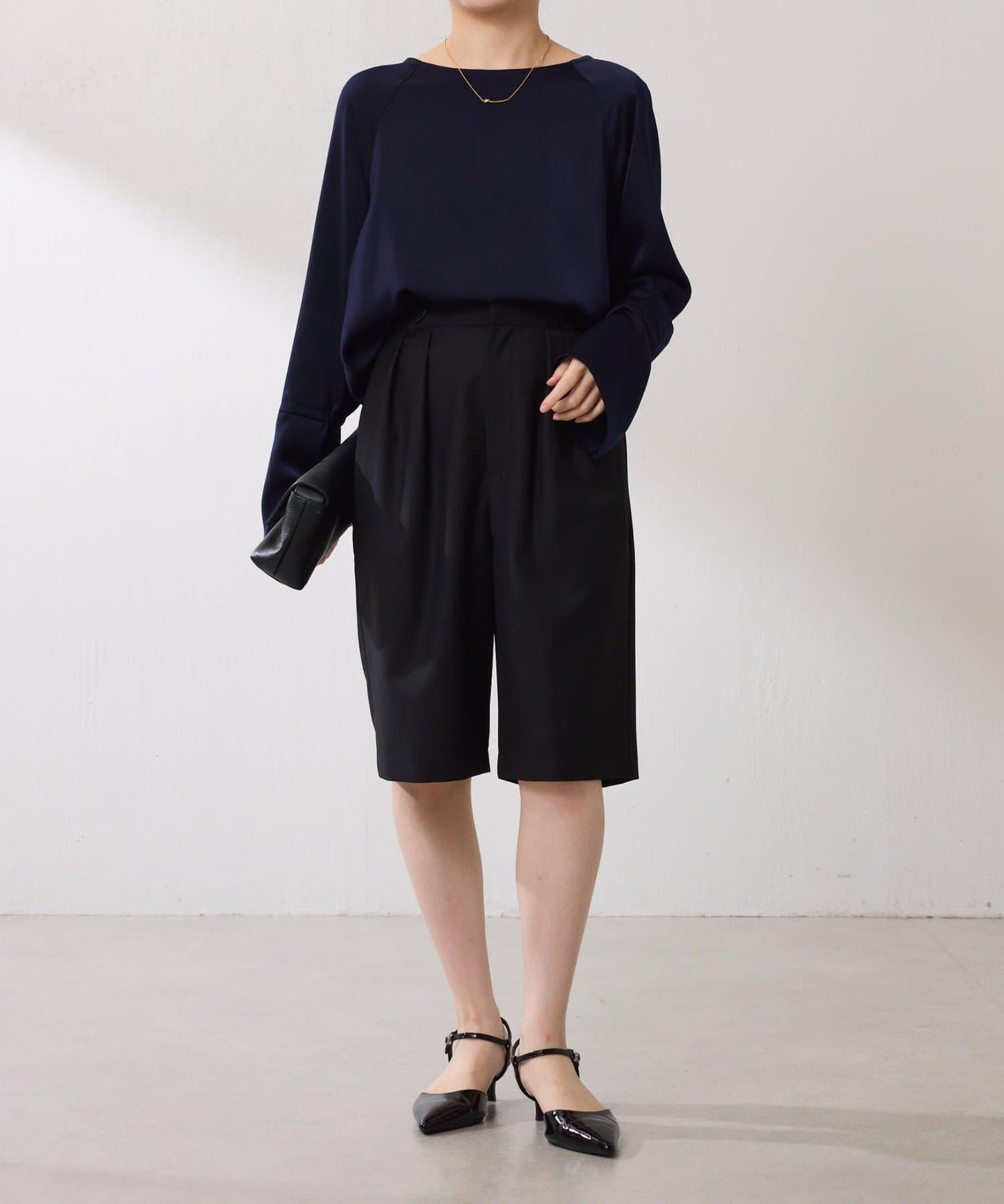 【搭配利器/分層單品】袖口喇叭緞面襯衫