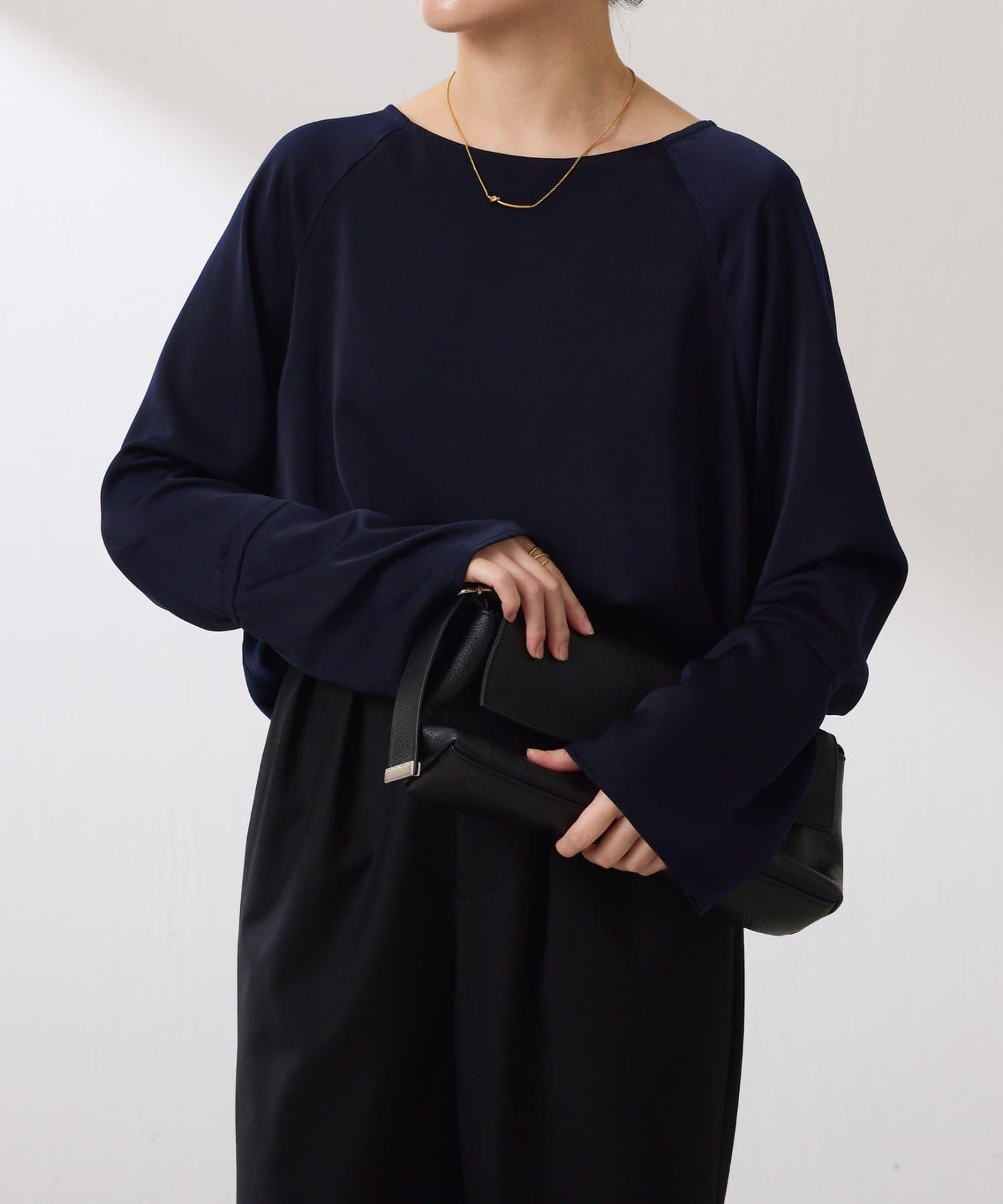 【搭配利器/分層單品】袖口喇叭緞面襯衫