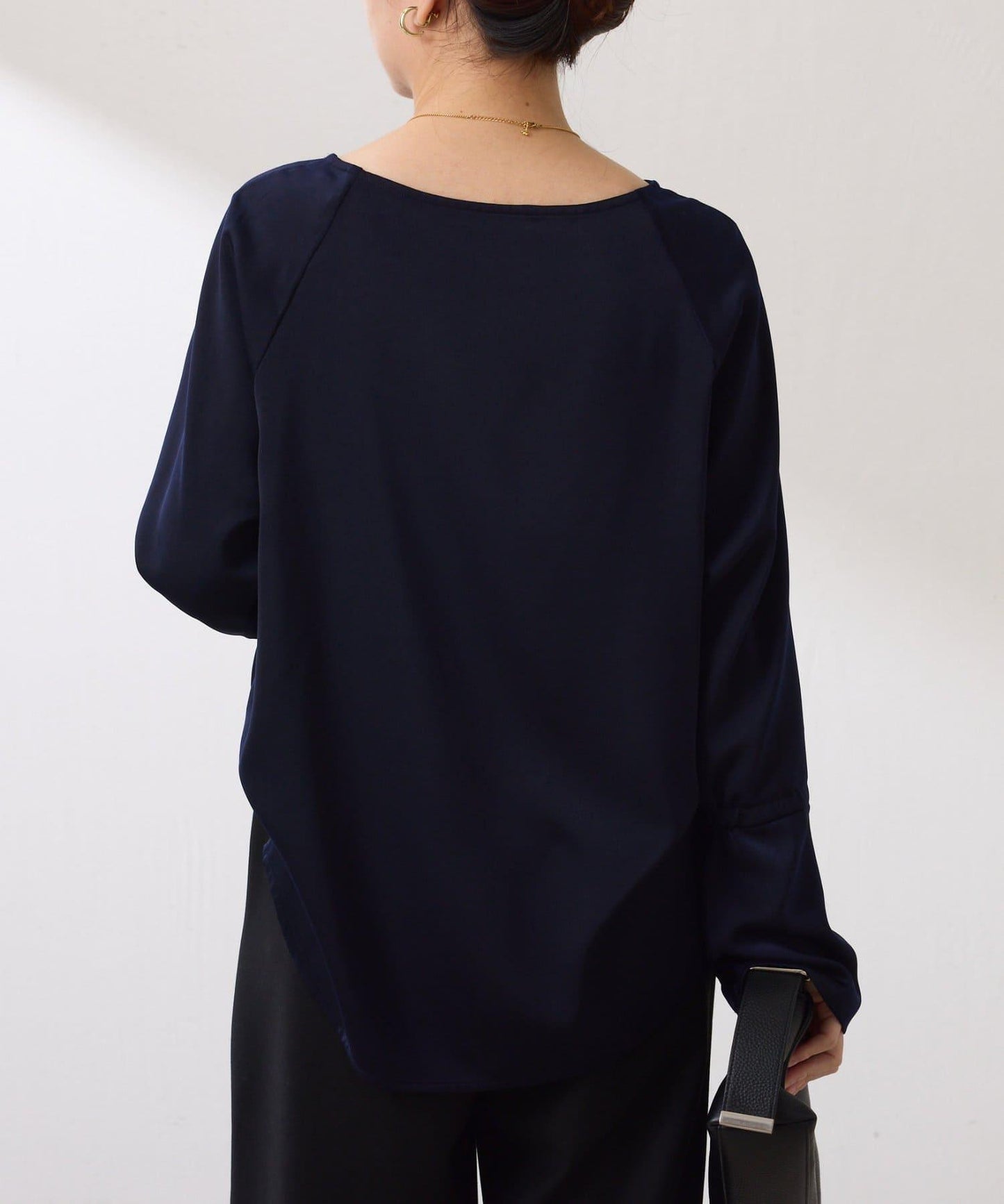 【搭配利器/分層單品】袖口喇叭緞面襯衫