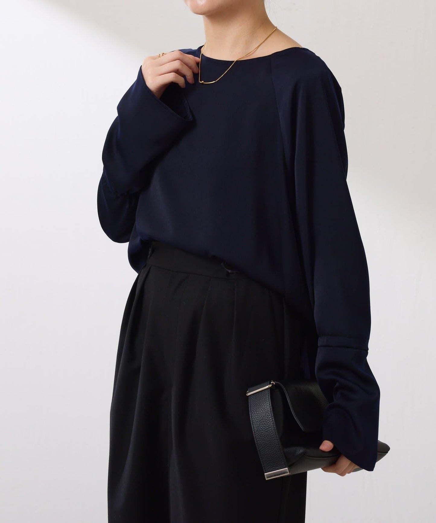 【搭配利器/分層單品】袖口喇叭緞面襯衫