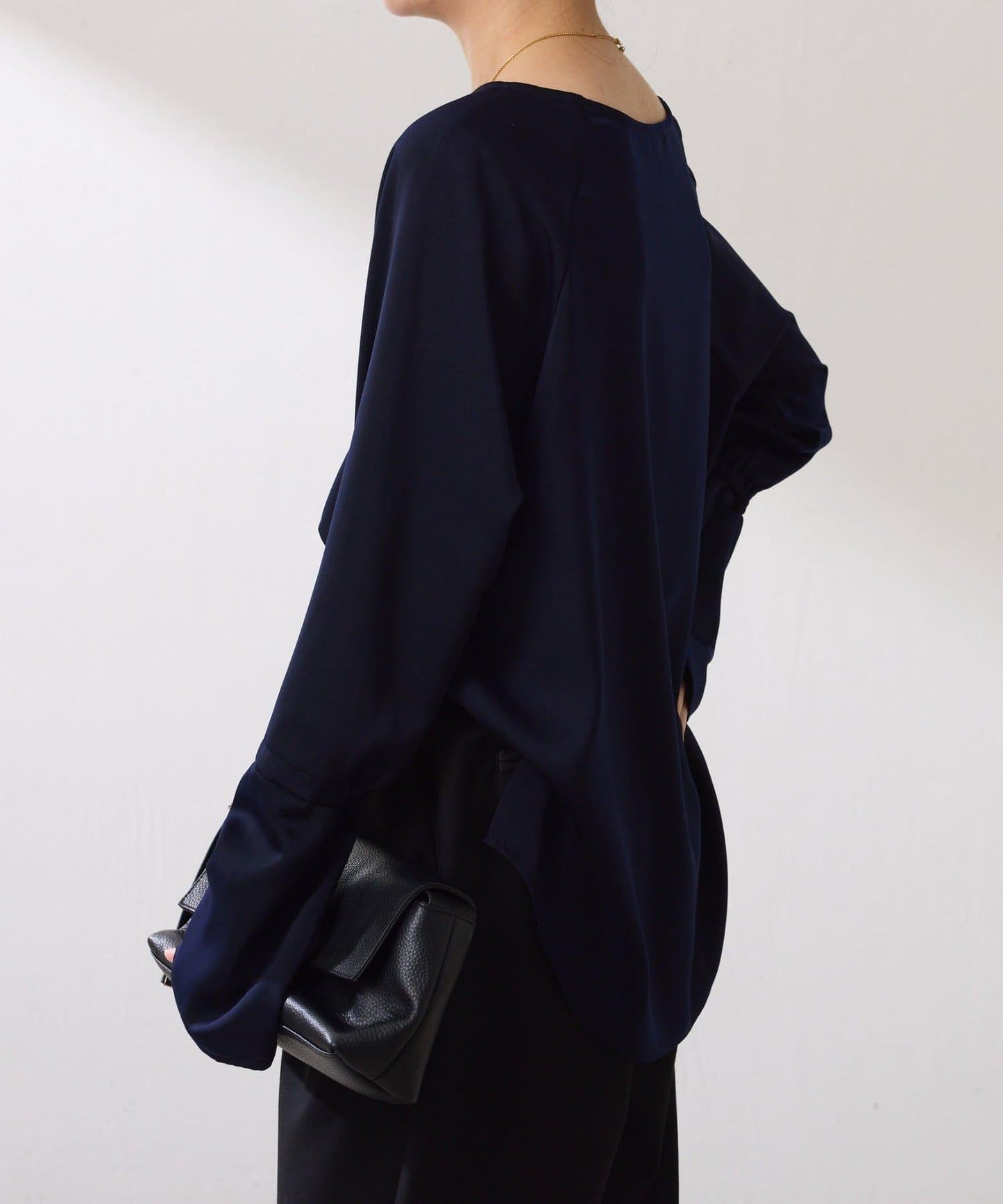 【搭配利器/分層單品】袖口喇叭緞面襯衫