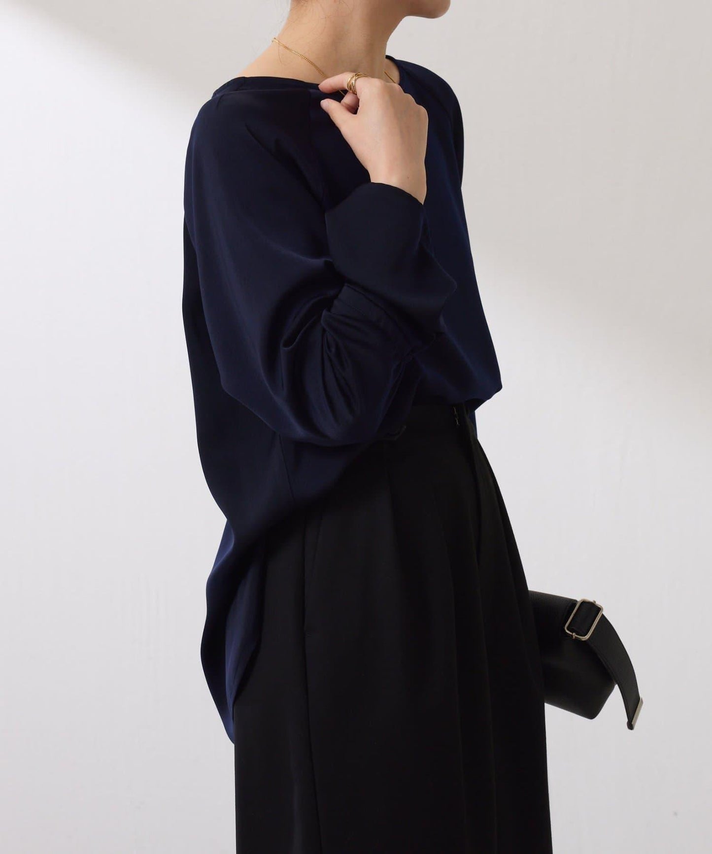 【搭配利器/分層單品】袖口喇叭緞面襯衫