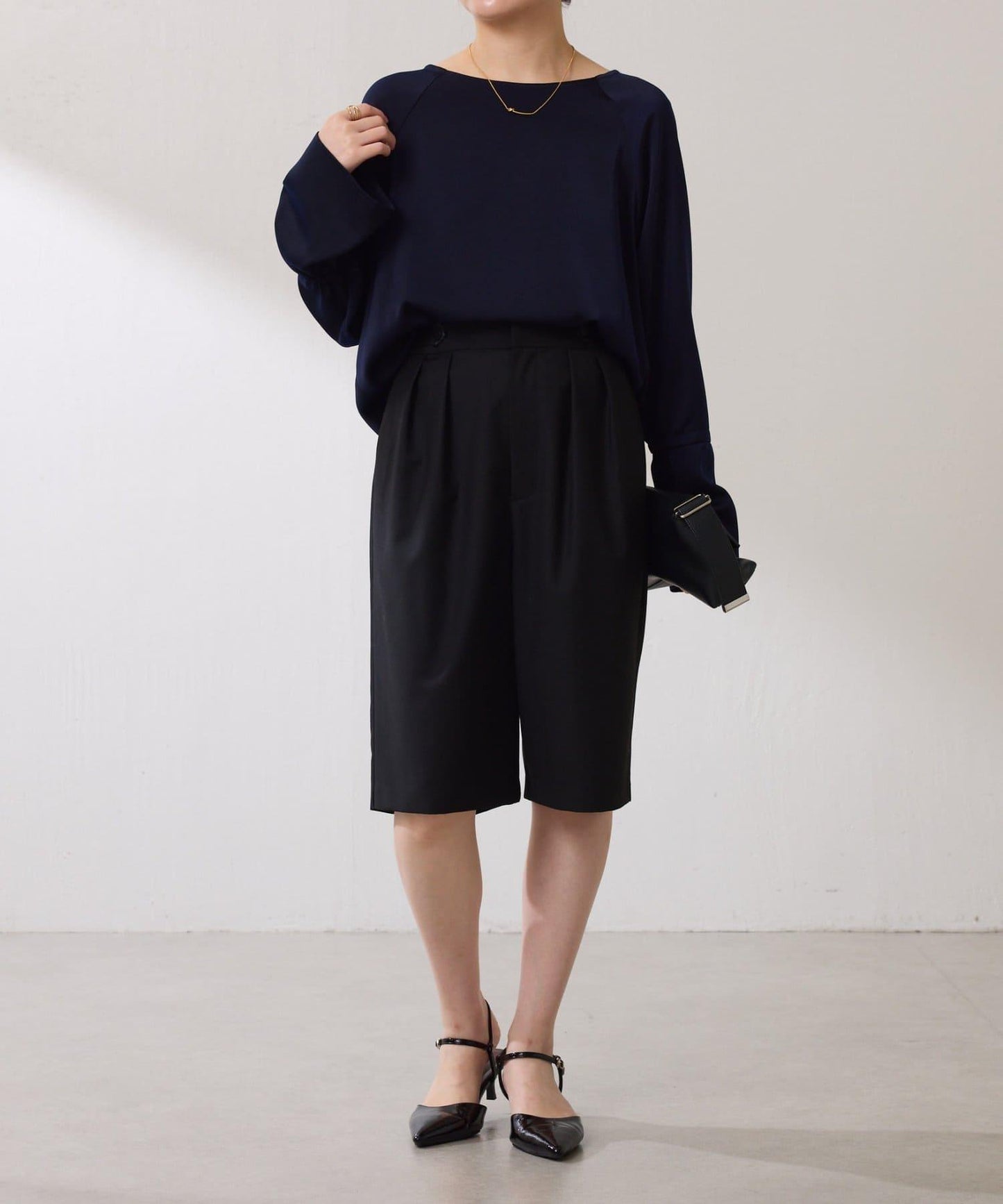 【搭配利器/分層單品】袖口喇叭緞面襯衫