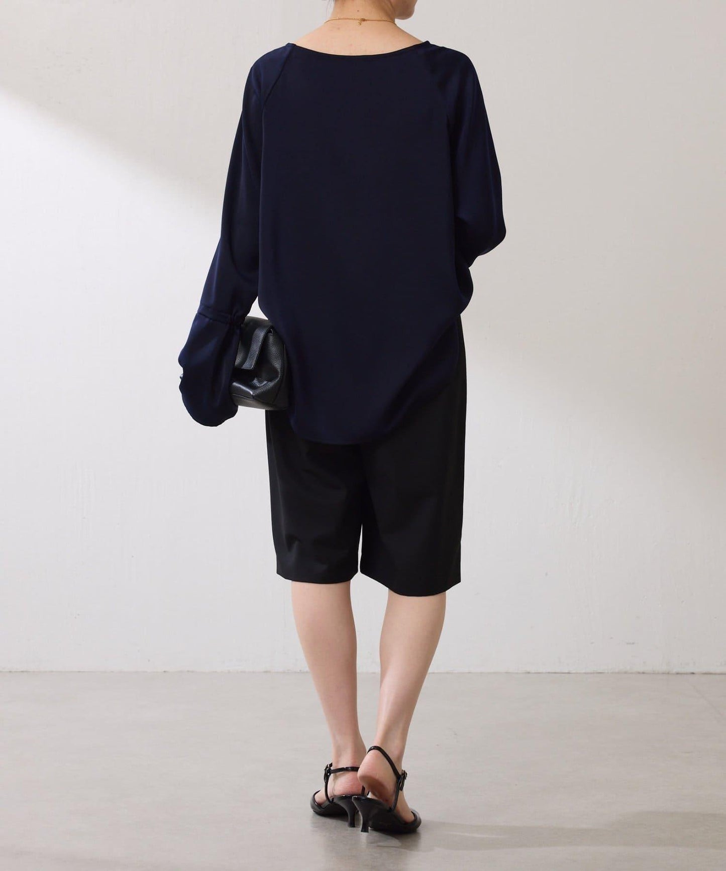 【搭配利器/分層單品】袖口喇叭緞面襯衫